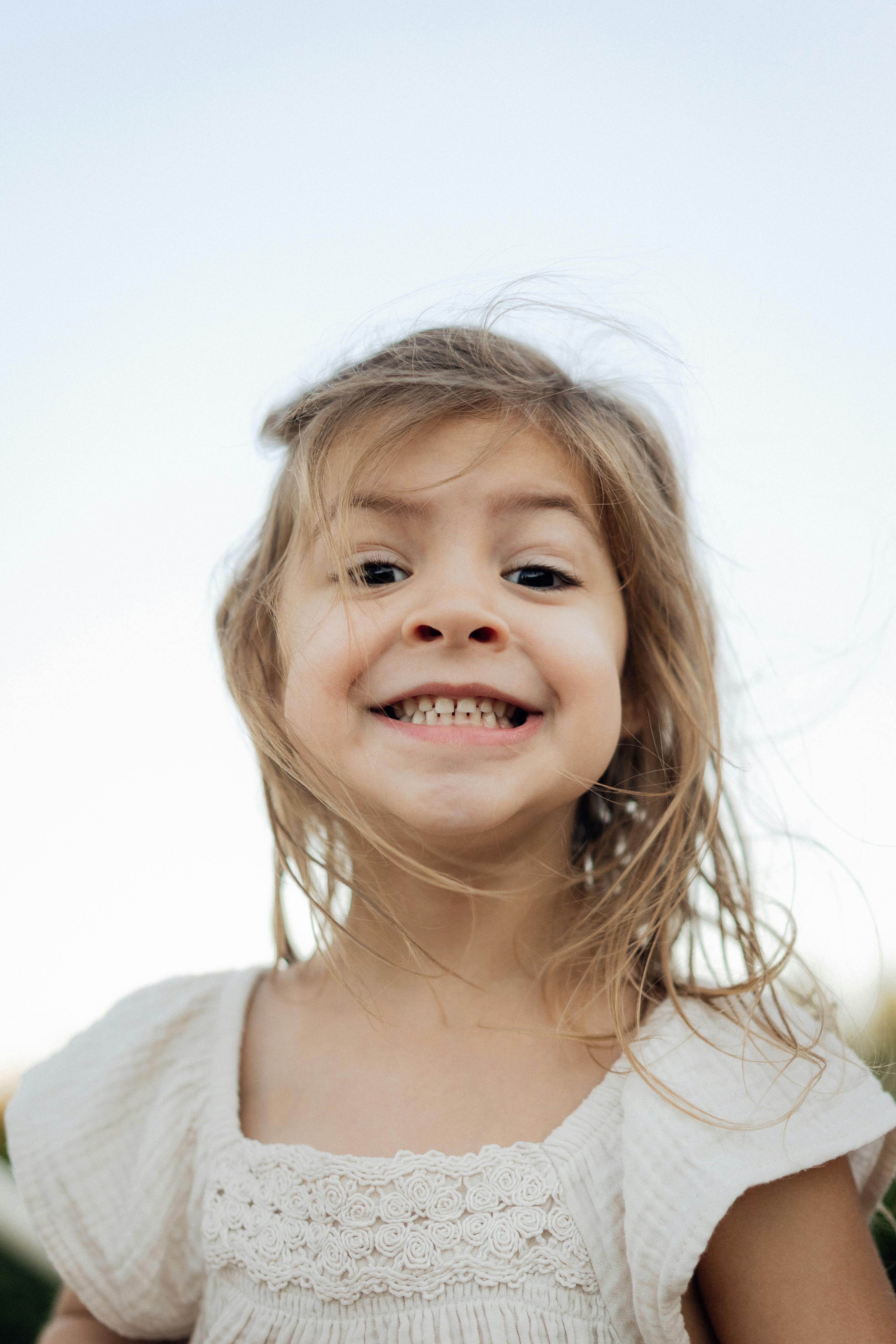 Una niña sonriente | Fuente: Pexels