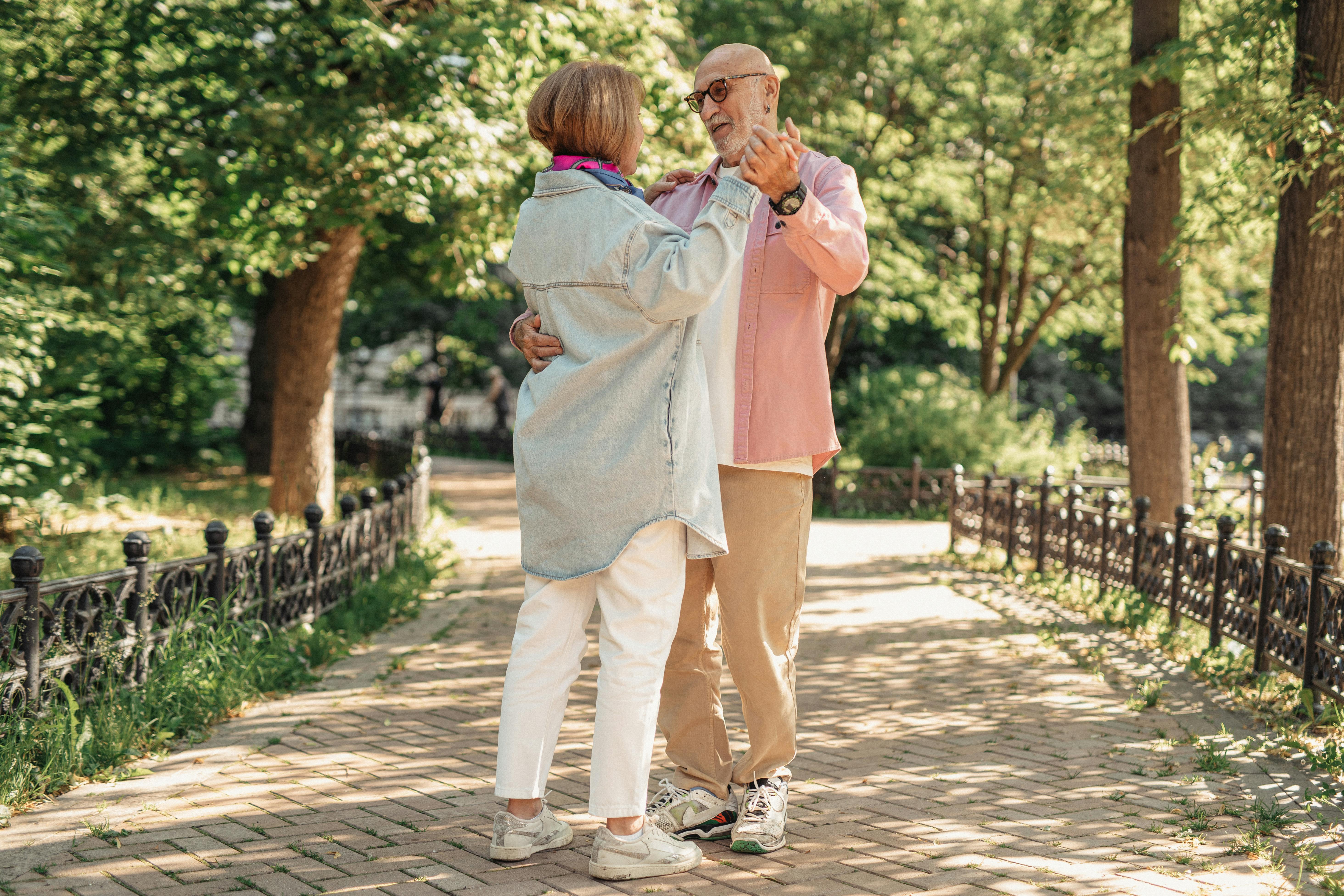 Una pareja de ancianos abrazándose en un parque | Fuente: Pexels