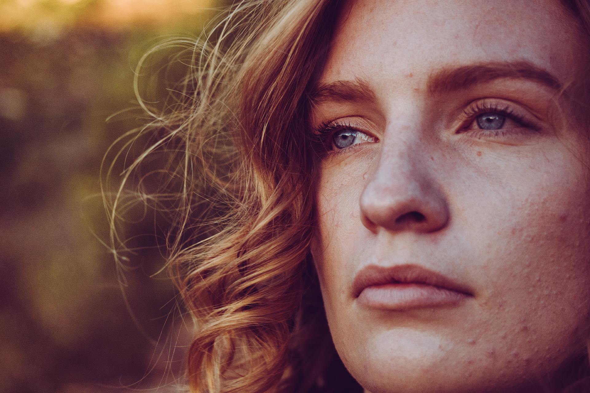 Una mujer mirando algo | Fuente: Pexels
