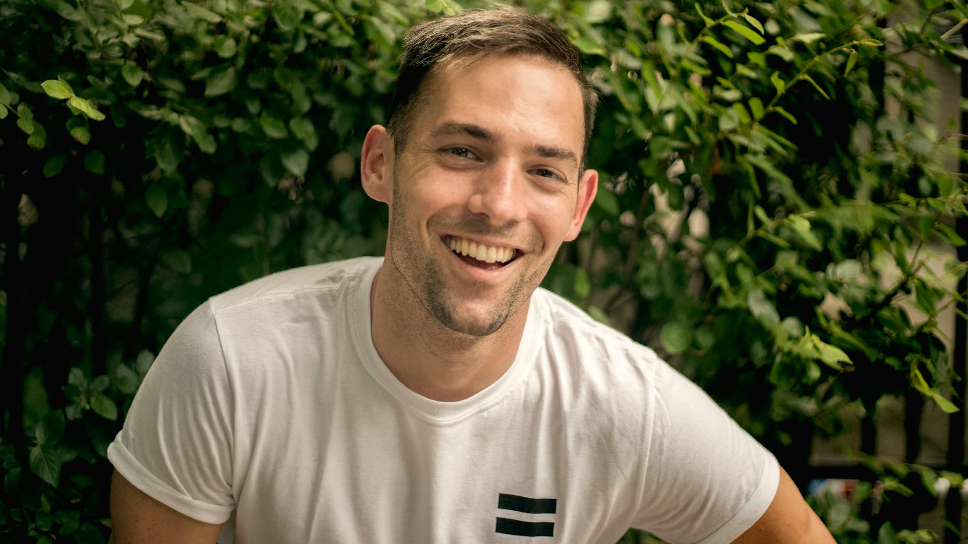 Un hombre sonriendo | Fuente: Pexels