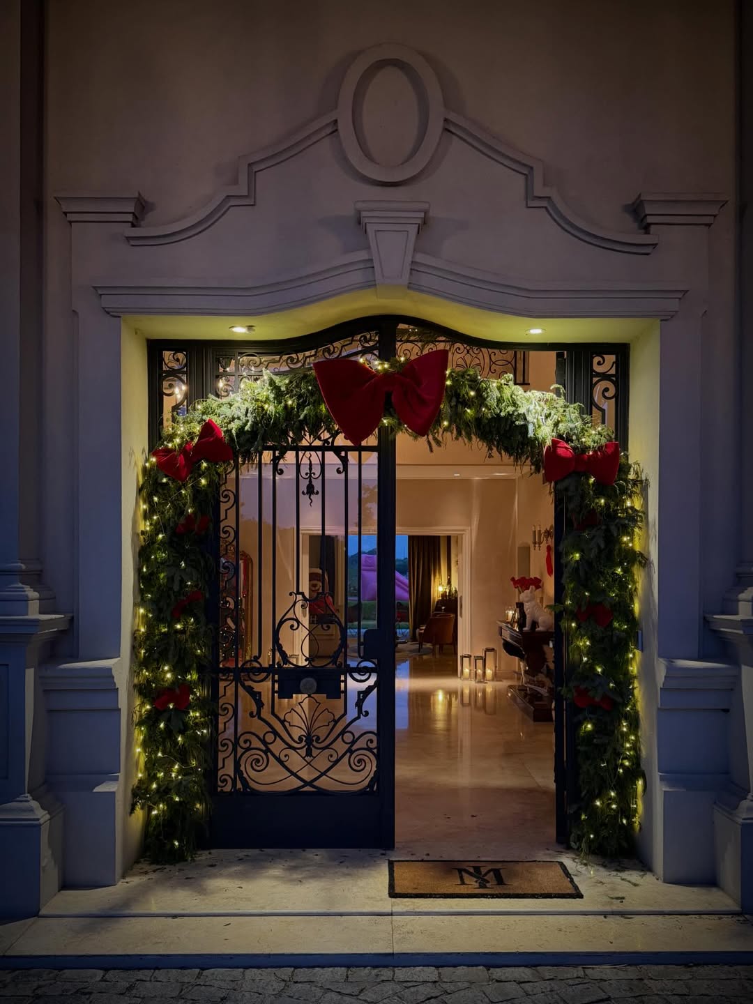Entrada de la casa de Mauro Icardi decorada con motivos navideños | Fuente: Instagram/mauroicardi
