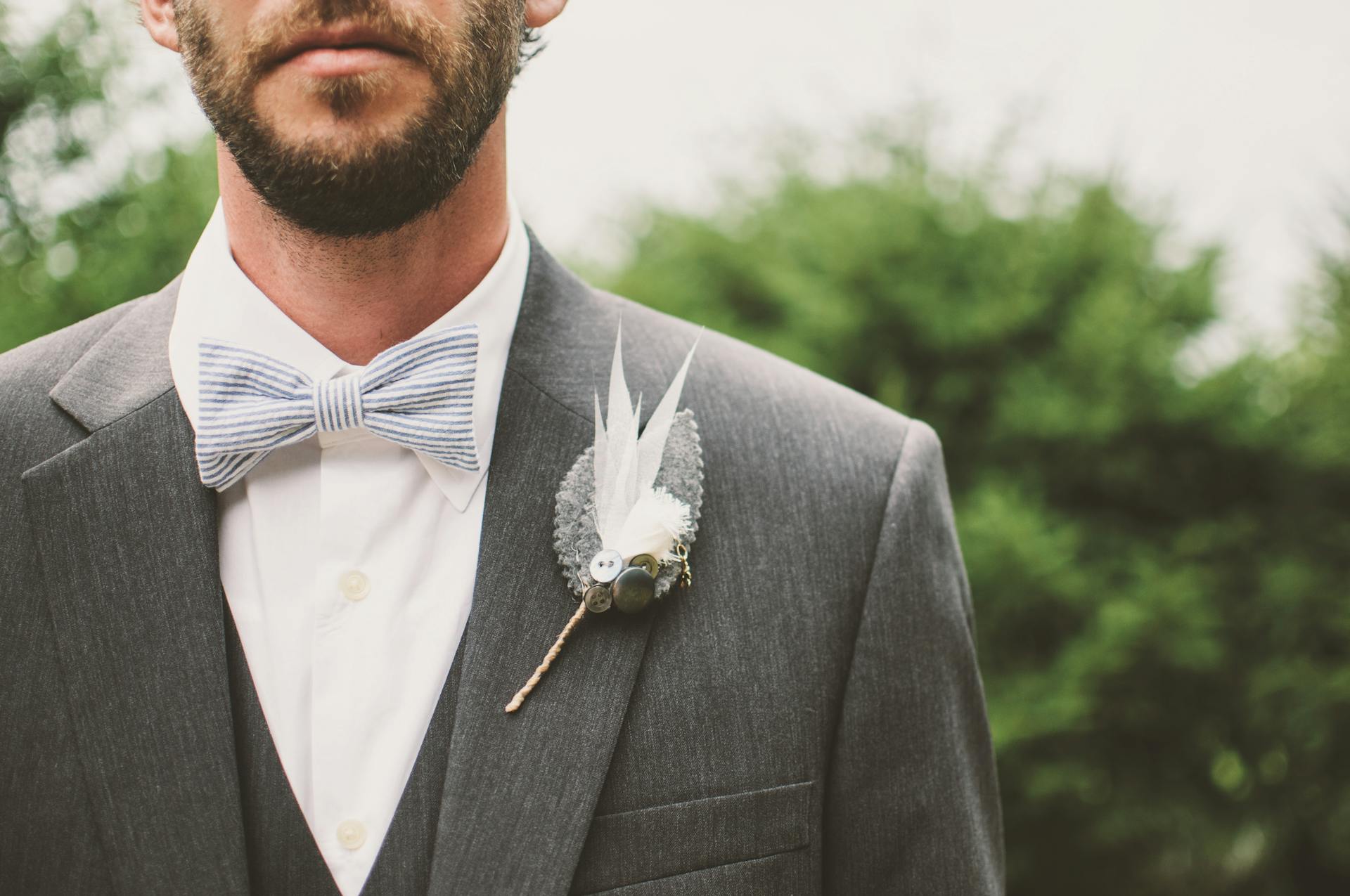 Un hombre vestido con un esmoquin gris y blanco | Fuente: Pexels