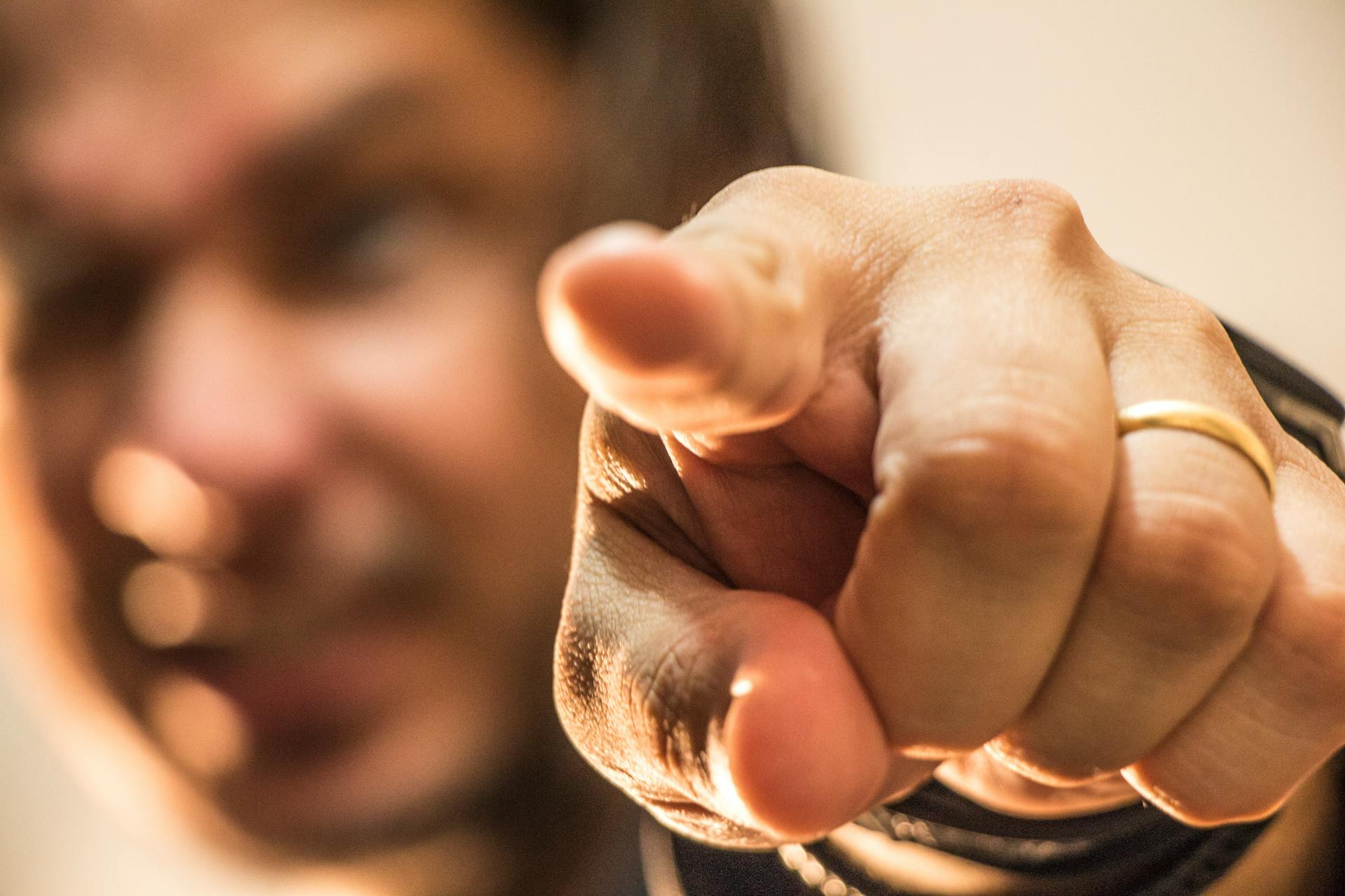 Un hombre señalando con el dedo | Fuente: Pexels