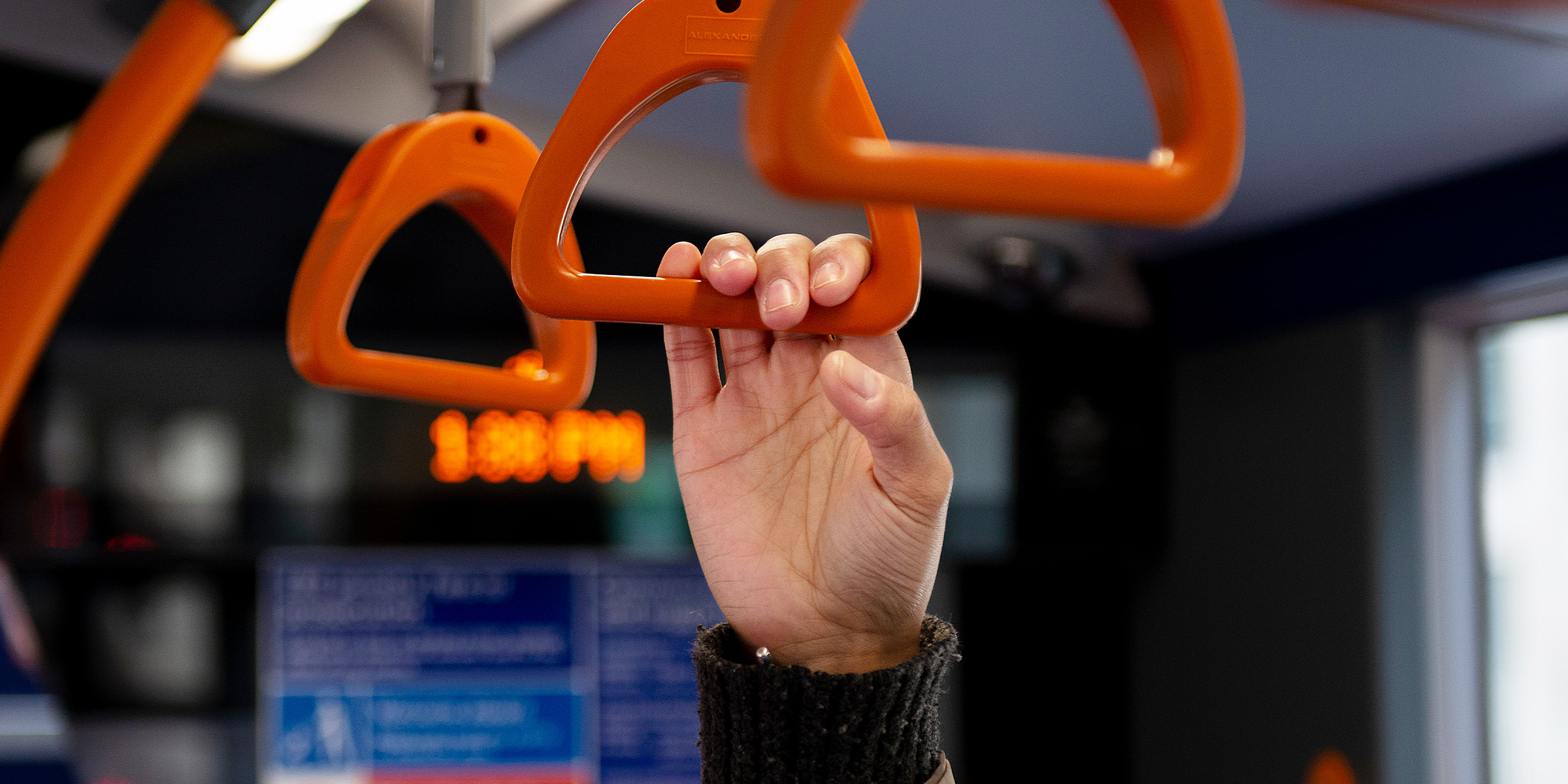 Una persona en un autobús | Fuente: Freepik