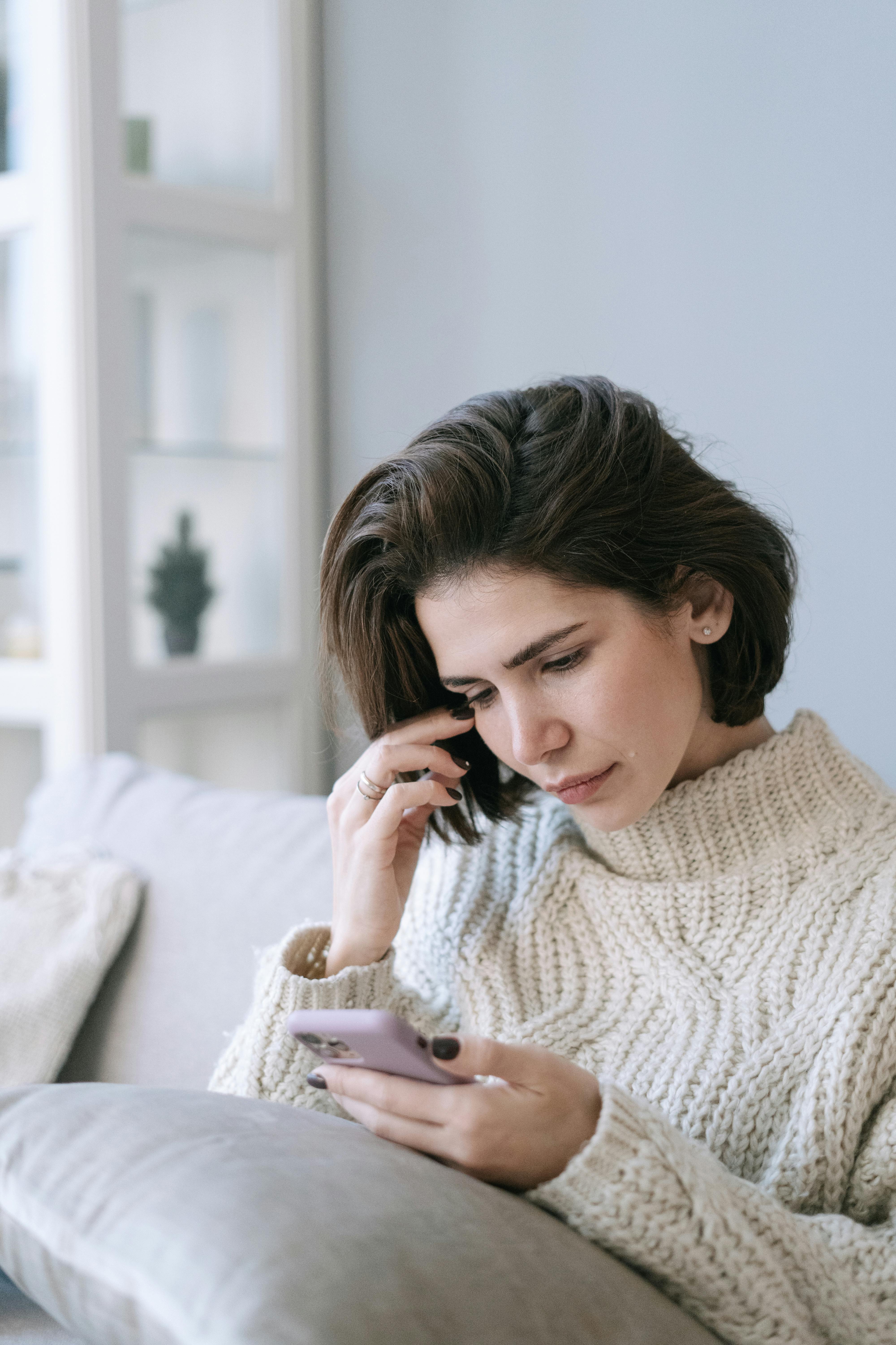Una mujer mirando su móvil | Fuente: Pexels