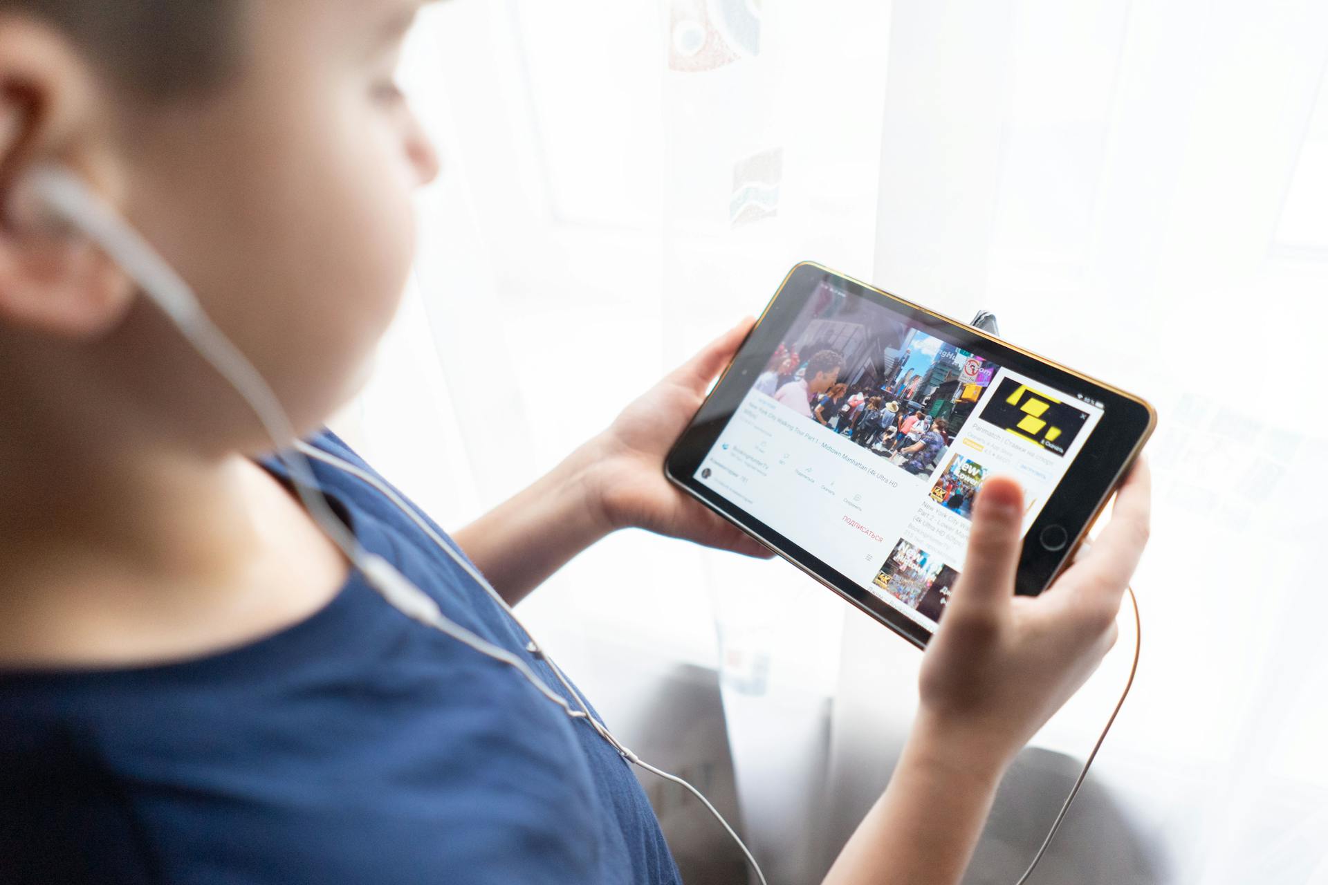 Un niño usando una tableta | Fuente: Pexels