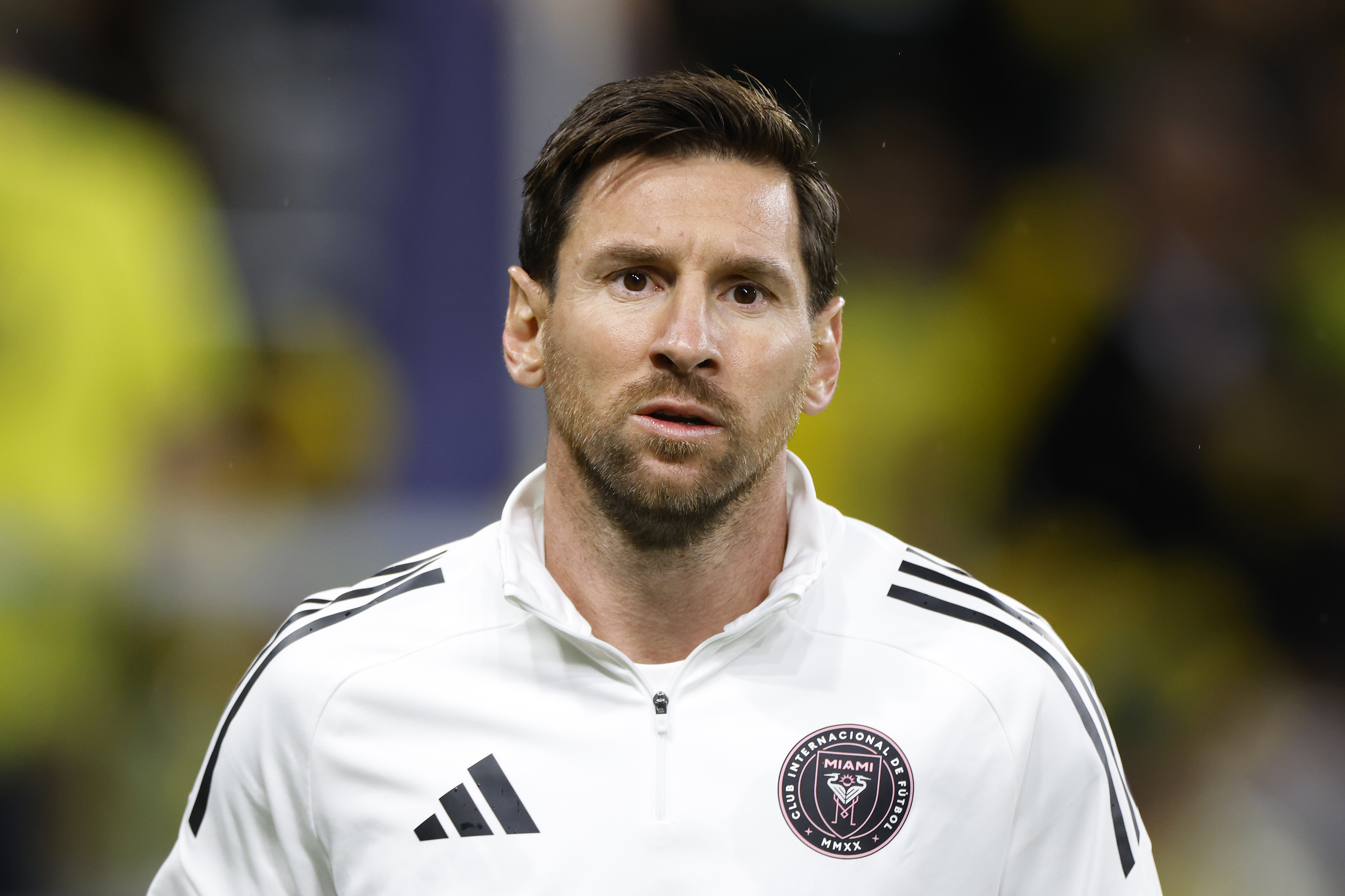 Lionel Messi #10 del Inter Miami calienta antes del partido contra el Nashville SC en GEODIS Park el 1 de noviembre de 2025 en Nashville, Tennessee. | Fuente: Getty Images.