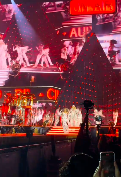 Blue Ivy bajando los escalones del escenario mientras su madre sigue cantando. | Fuente: TikTok/@igorxtt