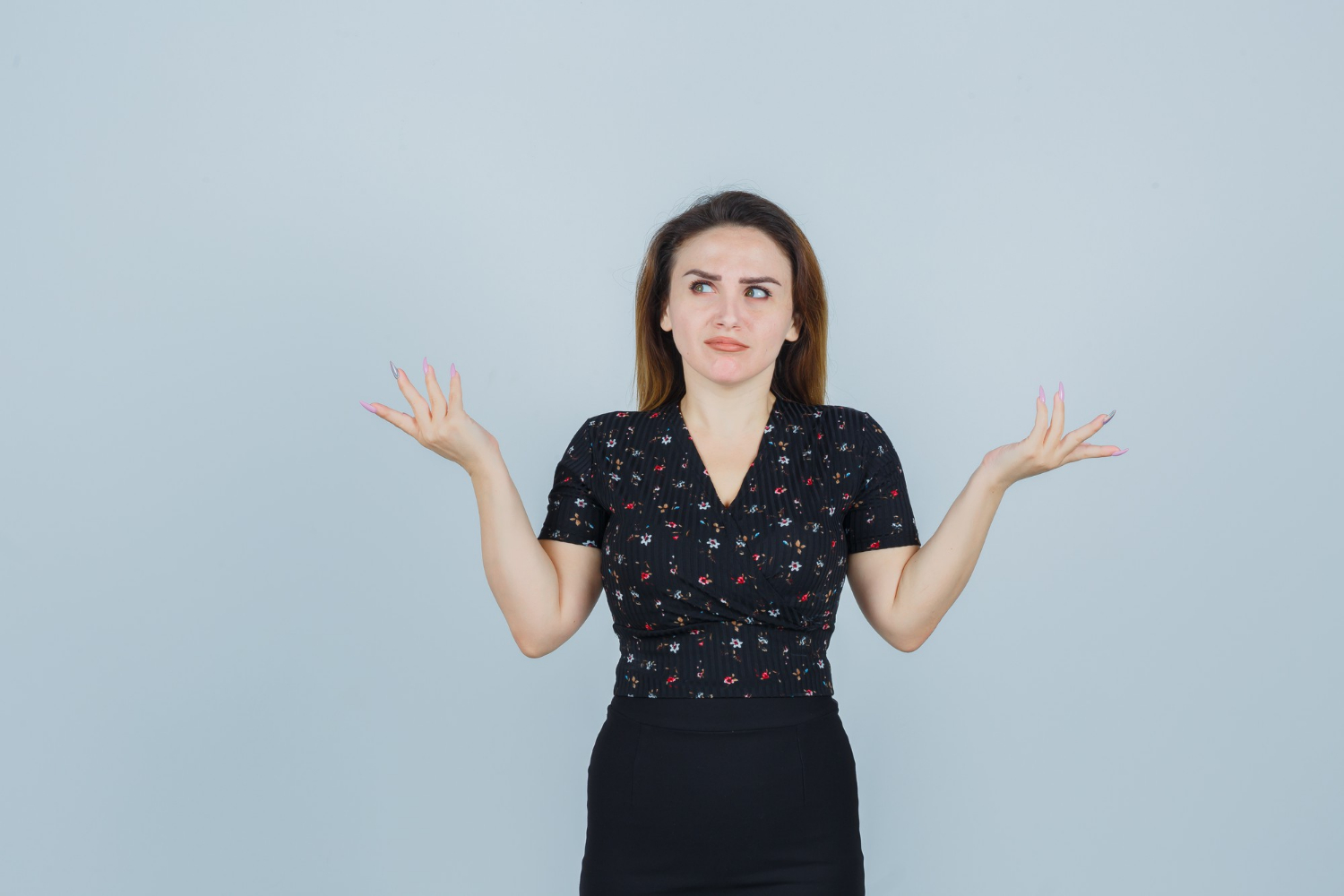 Una mujer encogiéndose de hombros | Fuente: Freepik