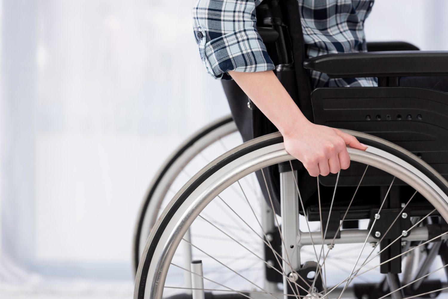 Primer plano de una persona sentada en su silla de ruedas | Fuente: Freepik