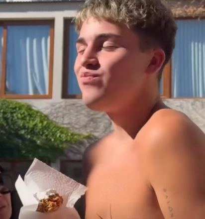 Juan Otero disfruta de la pastelería de su hermano en el cumpleaños de Toto Otero | Fuente: Facebook/ultimochisme