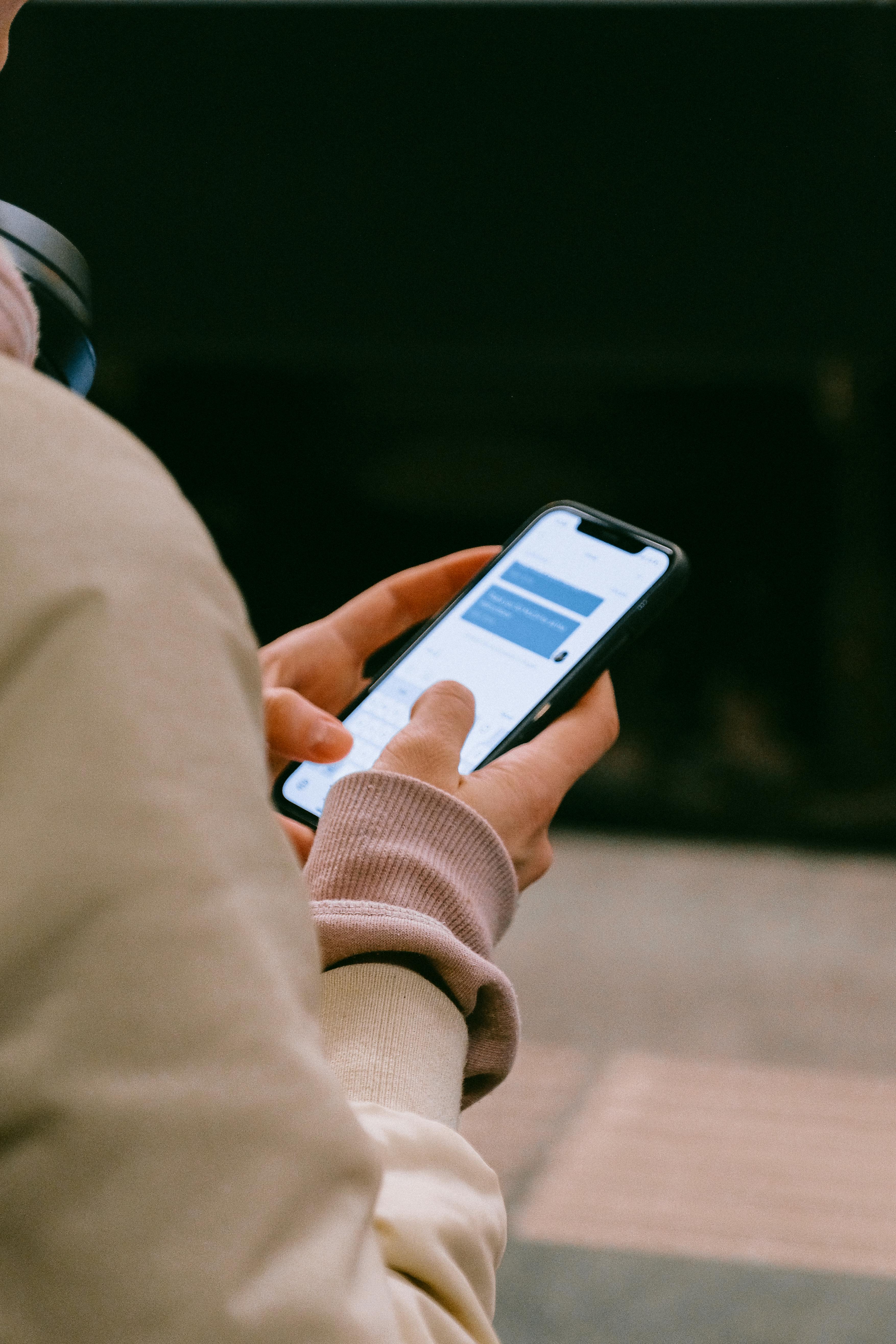 Una persona con un smartphone en la mano | Fuente: Pexels