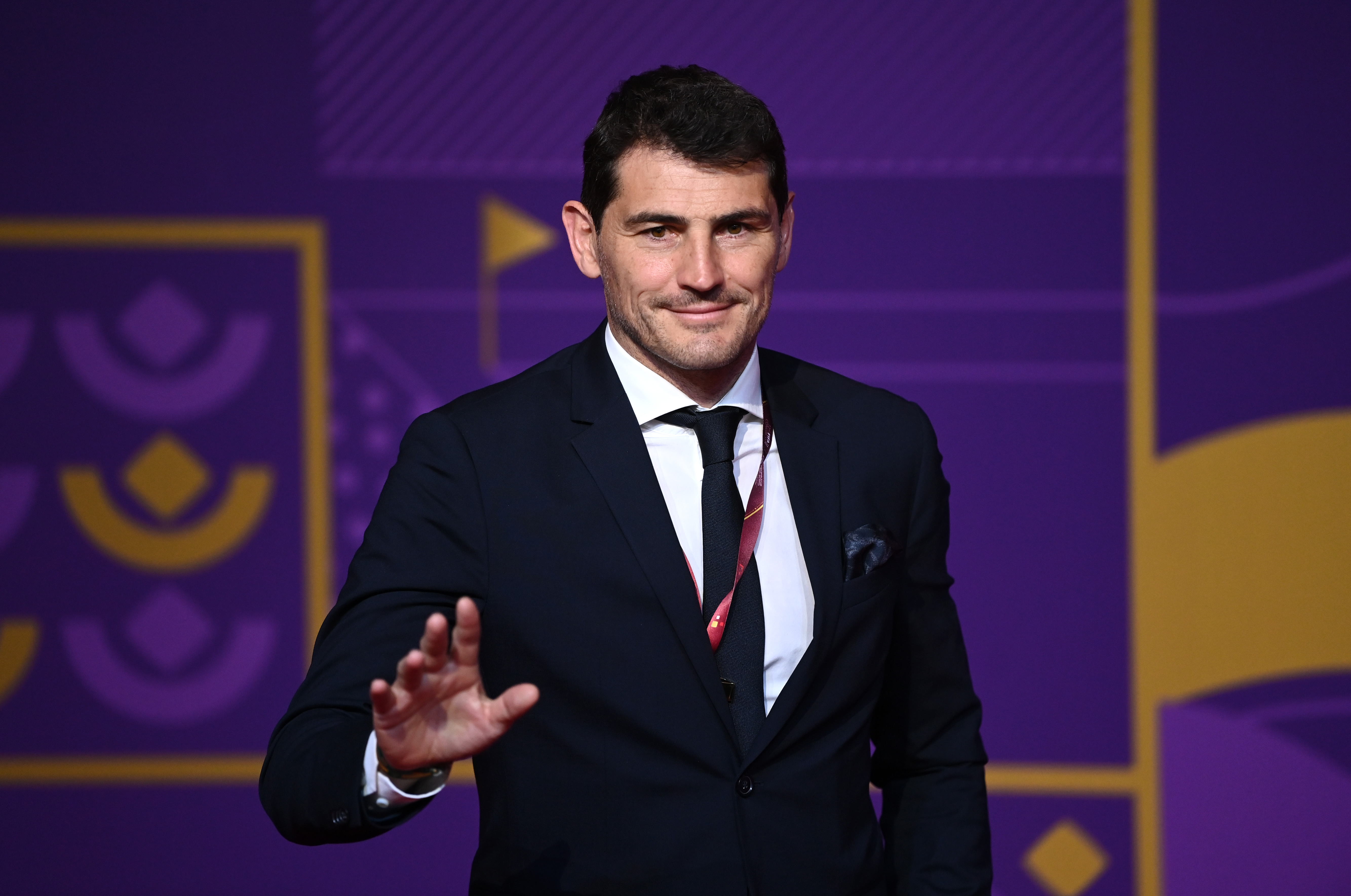 Iker Casillas llega antes del sorteo final de la Copa Mundial de la FIFA Qatar 2022 en el Centro de Exposiciones de Doha el 1 de abril de 2022 en Doha, Qatar. | Fuente: Getty Images