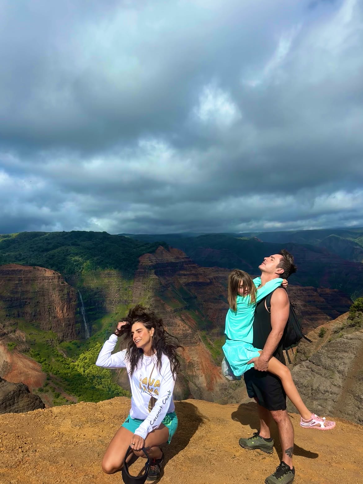 La foto que recrearon este 2026  | Fuente: Instagram/aislinnderbez