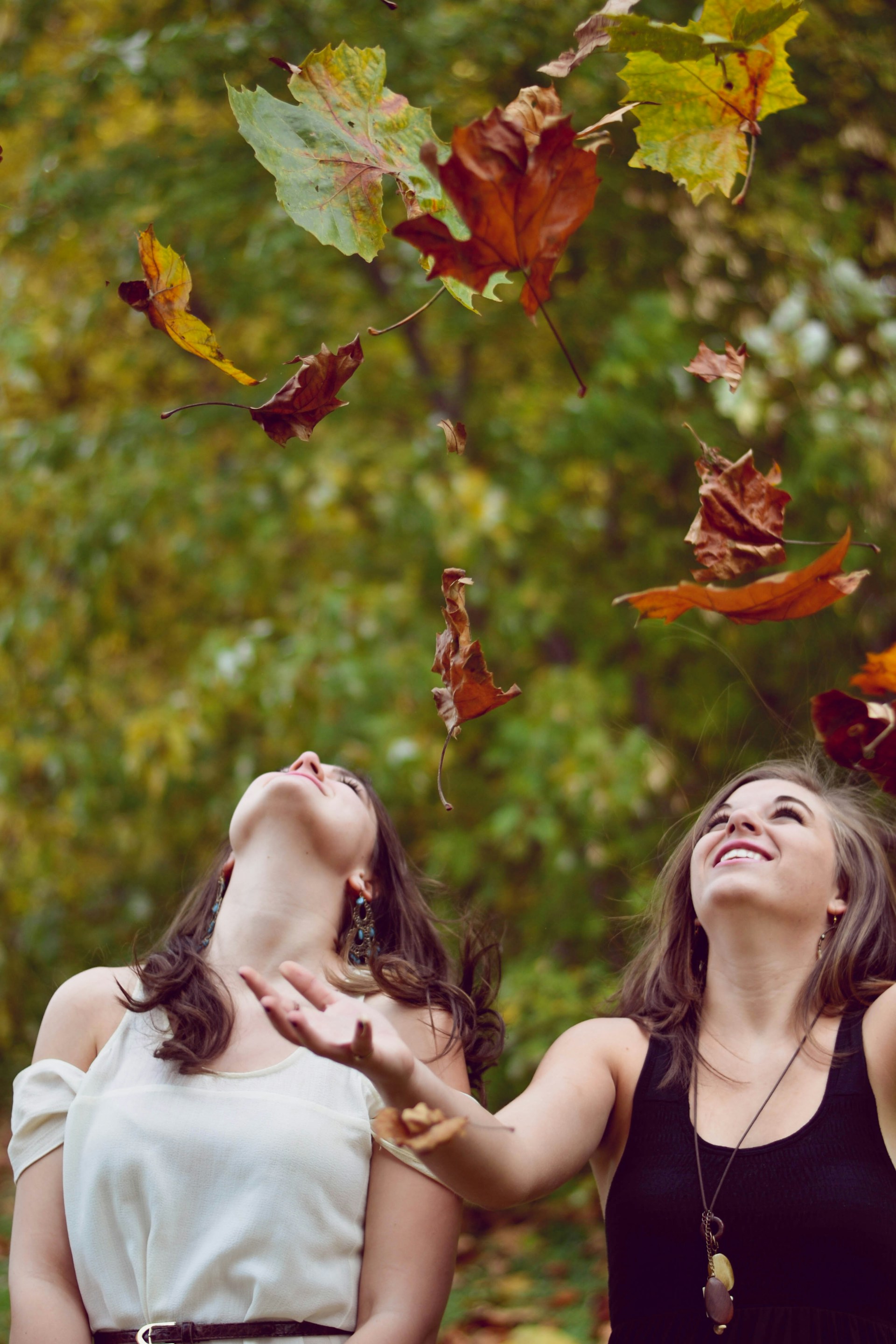 Dos mujeres encantadas riendo | Fuente: Unsplash