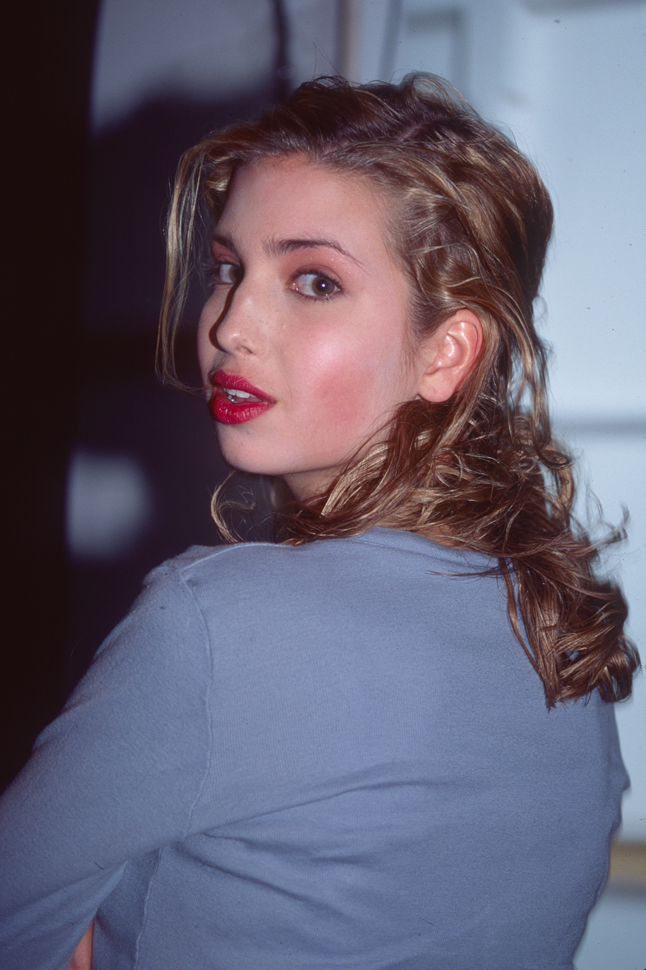 Ivanka Trump se prepara para desfilar en el desfile de primavera de Jill Stuart el 1 de septiembre de 1997, en Nueva York. | Fuente: Getty Images