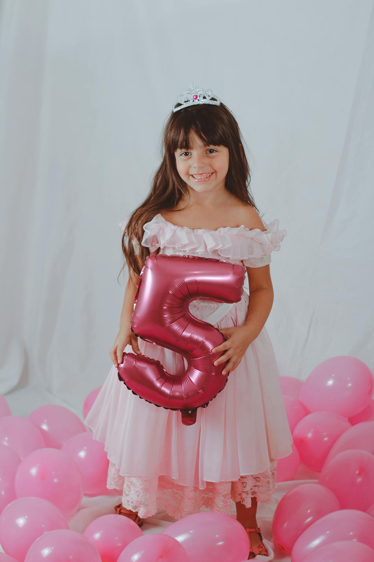 Una niña encantada celebrando su 5º cumpleaños | Fuente: Pexels
