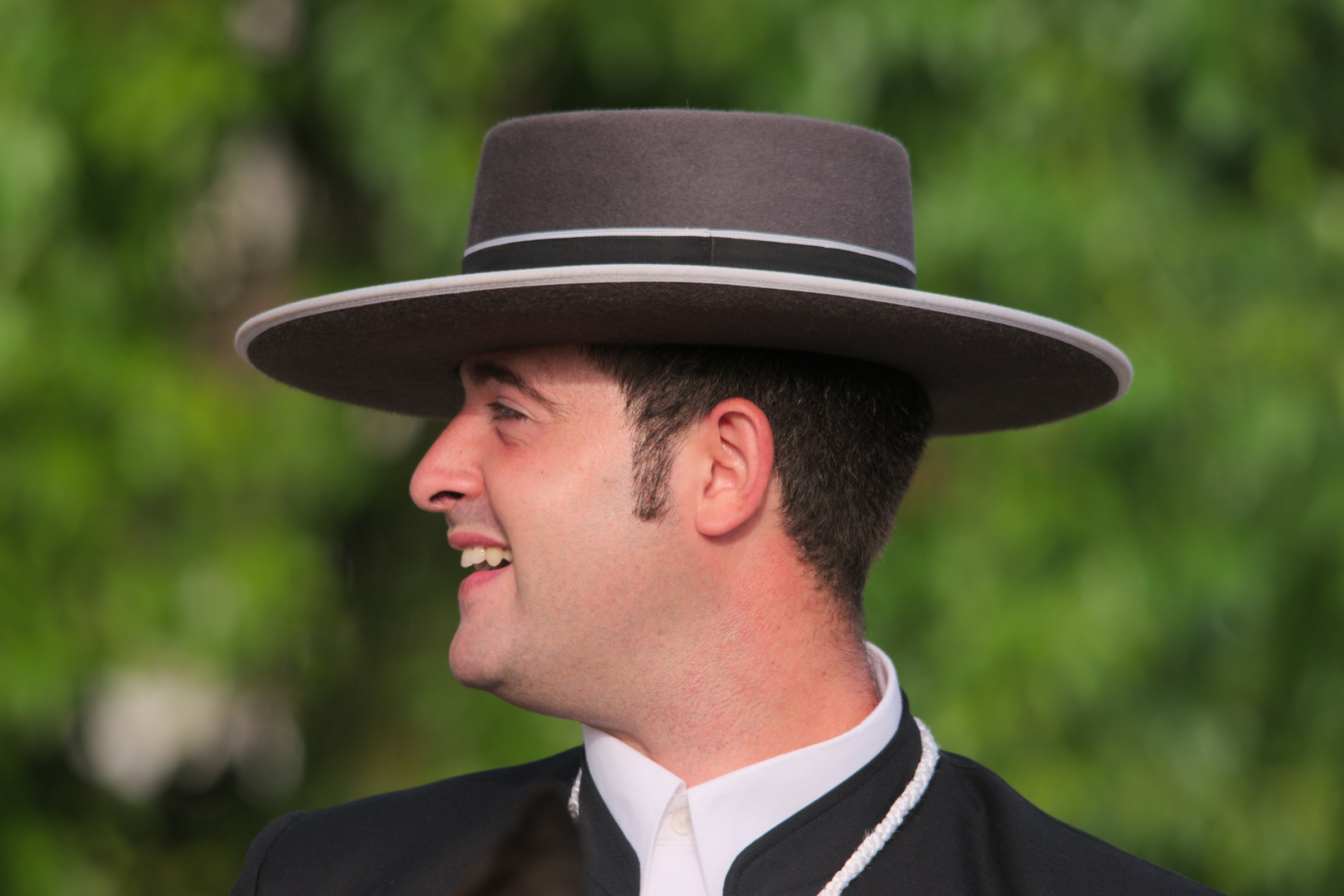 Un hombre de traje y corbata con sombrero | Fuente: Unsplash