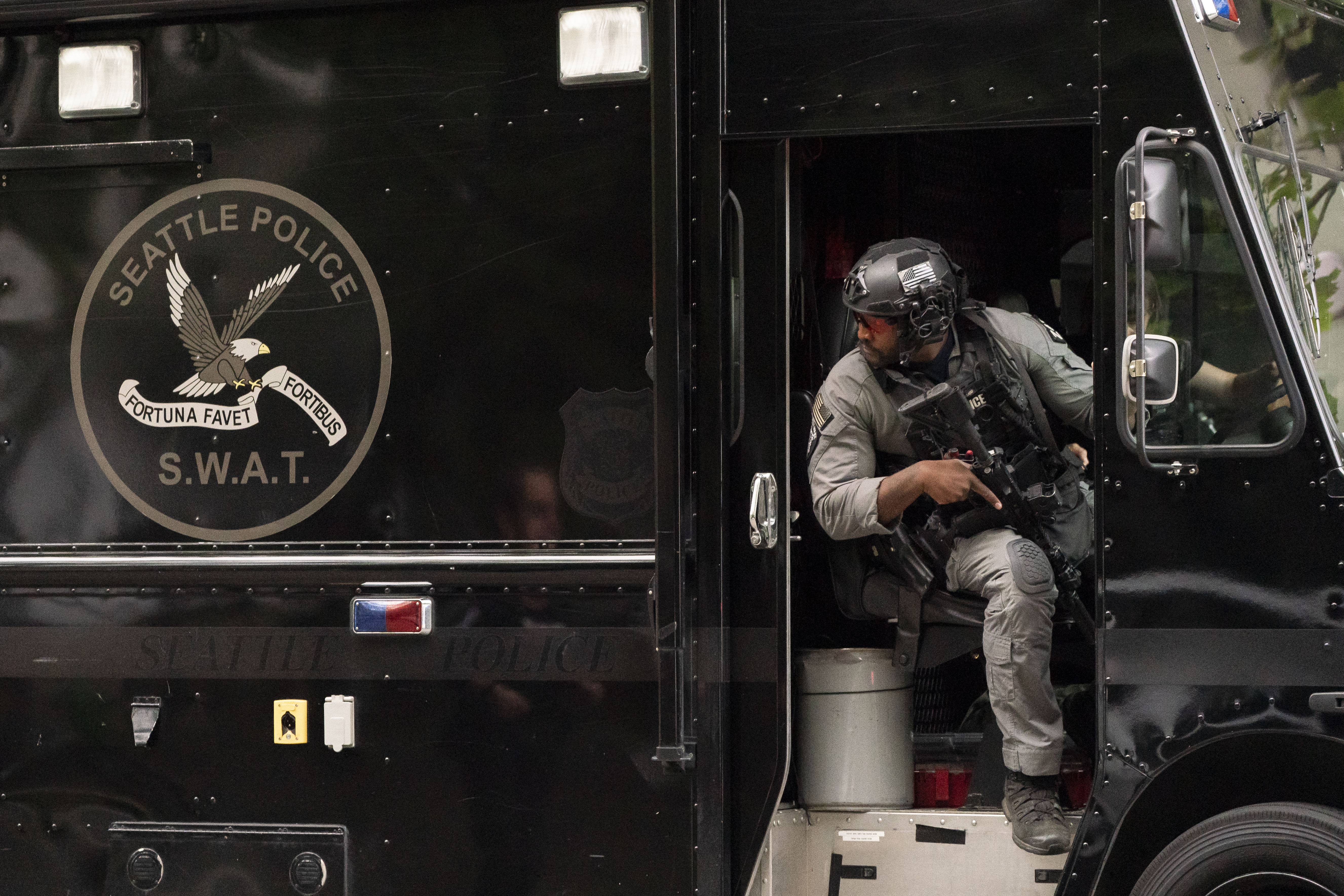 Se sumaron a la investigación organismos locales, estatales y federales, entre ellos el FBI, la ATF y los detectives de homicidios de la Policía de Seattle. También se envió un equipo SWAT estatal para ayudar, a petición del departamento. | Fuente: Getty Images