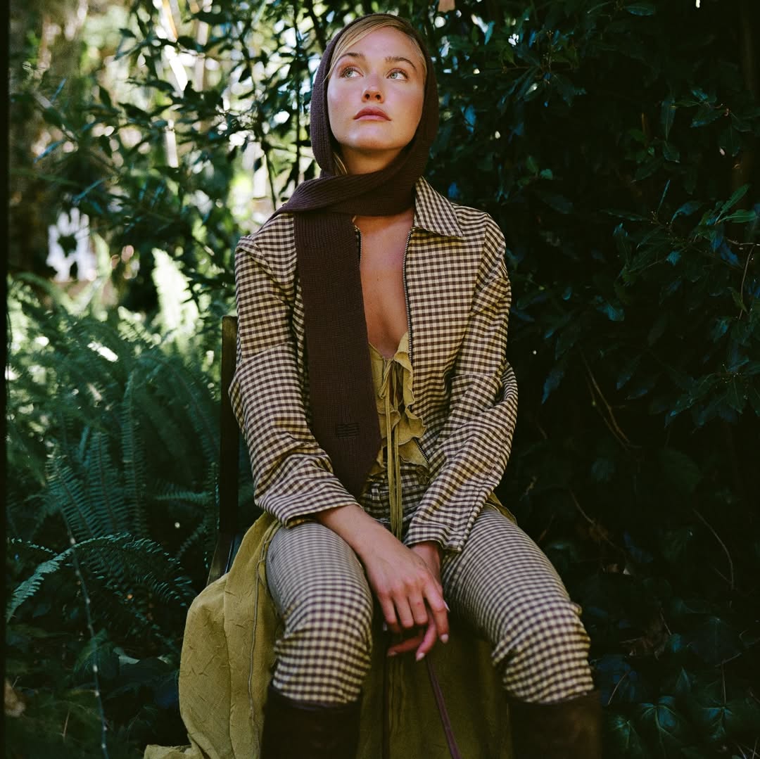 Sofía Solá mostrando uno de los looks de la propuesta invernal de Sofía Sarkany | Fuente: Instagram/soffiasolaa