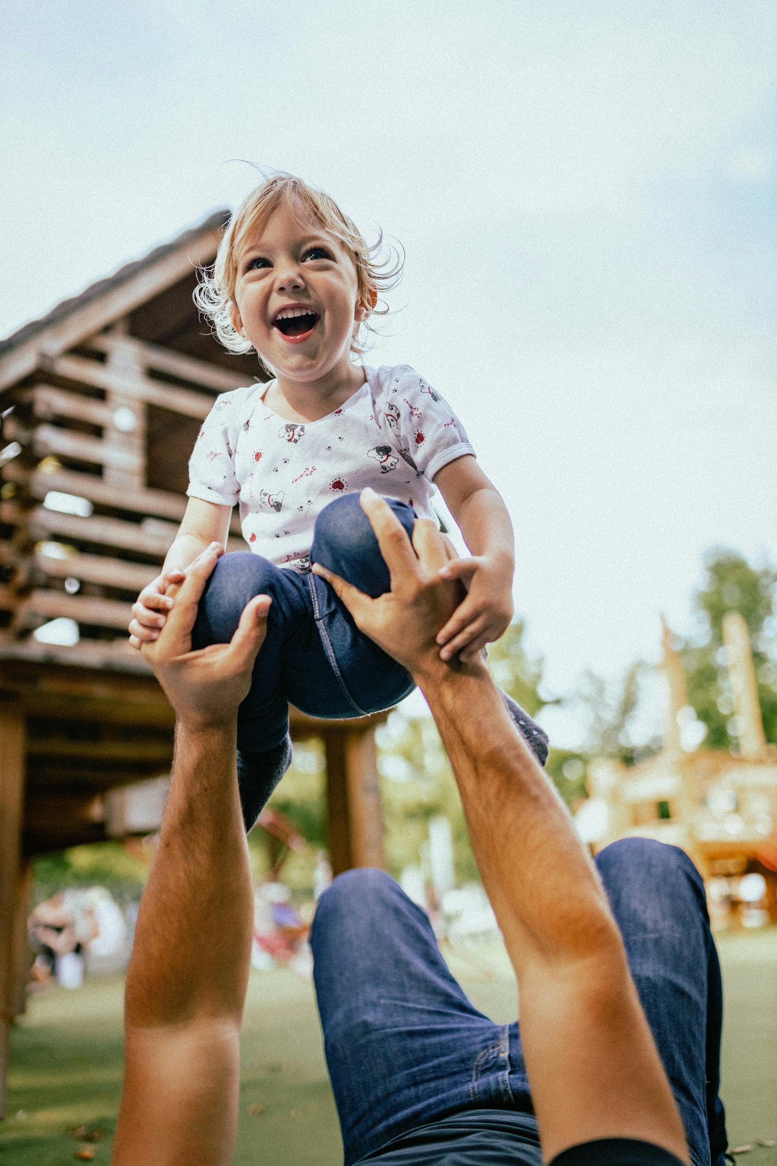 Un hijo feliz con su padre | Fuente: Unsplash