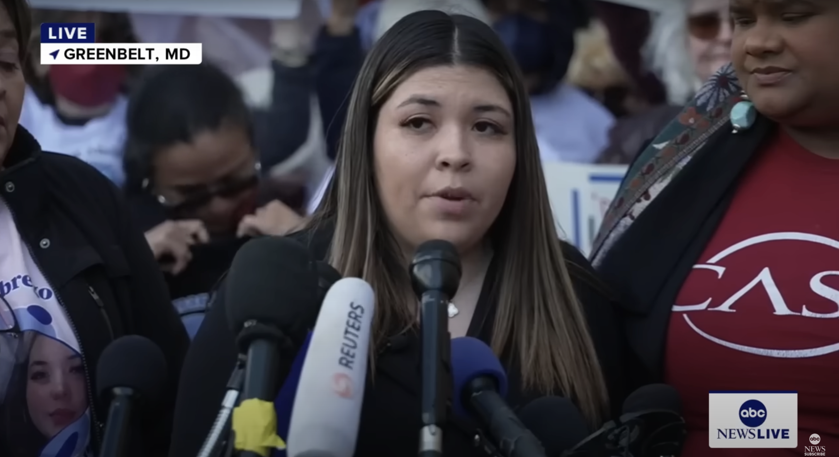 Jennifer Vásquez hace una declaración ante un tribunal de Maryland antes de la vista sobre el caso de su marido, Kilmar Ábrego García, el 16 de abril de 2025 | Fuente: YouTube/ABCNews