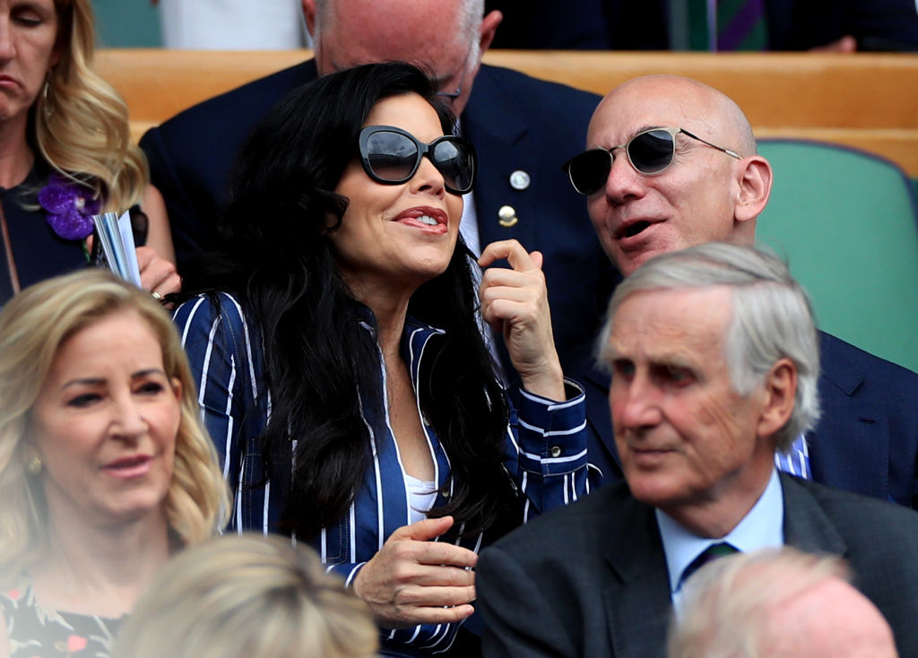 Jeff Bezos y Lauren Sánchez en el día trece del Campeonato de Wimbledon, en el All England Lawn Tennis and Croquet Club, en Wimbledon.