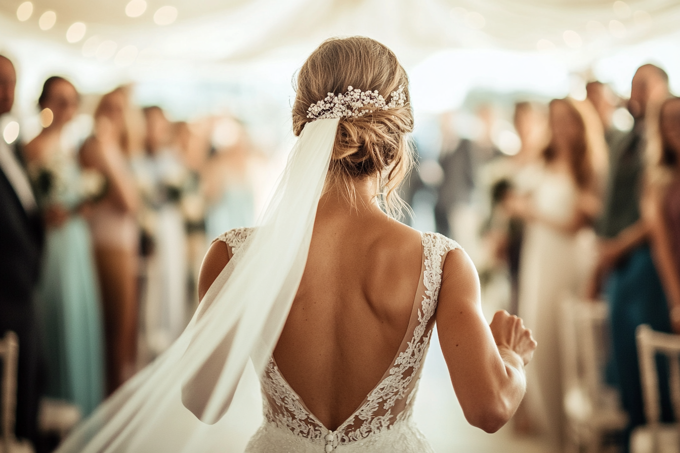 Una novia frente a sus invitados | Fuente: Midjourney