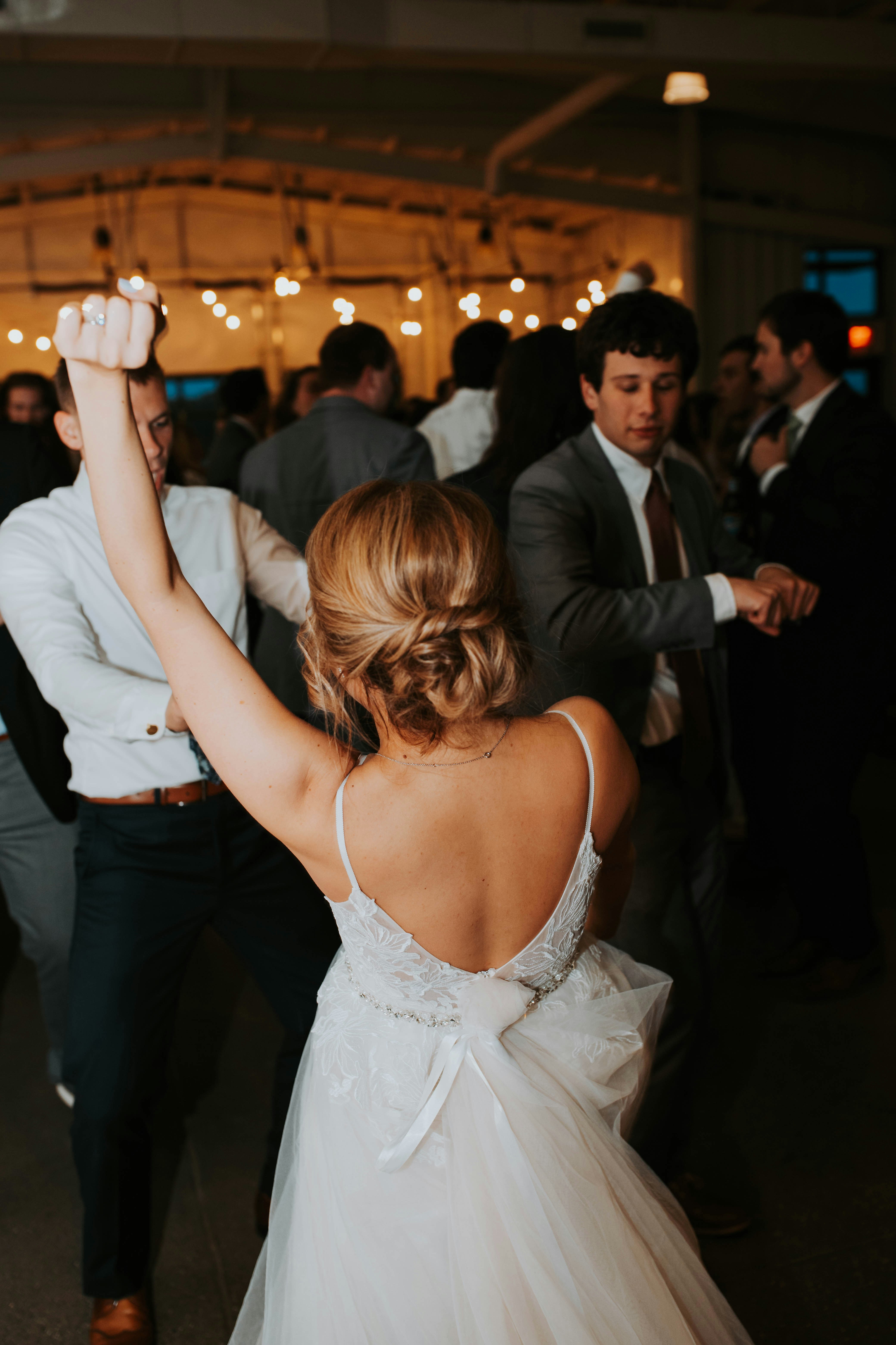 Una pareja bailando en una boda | Fuente: Unsplash