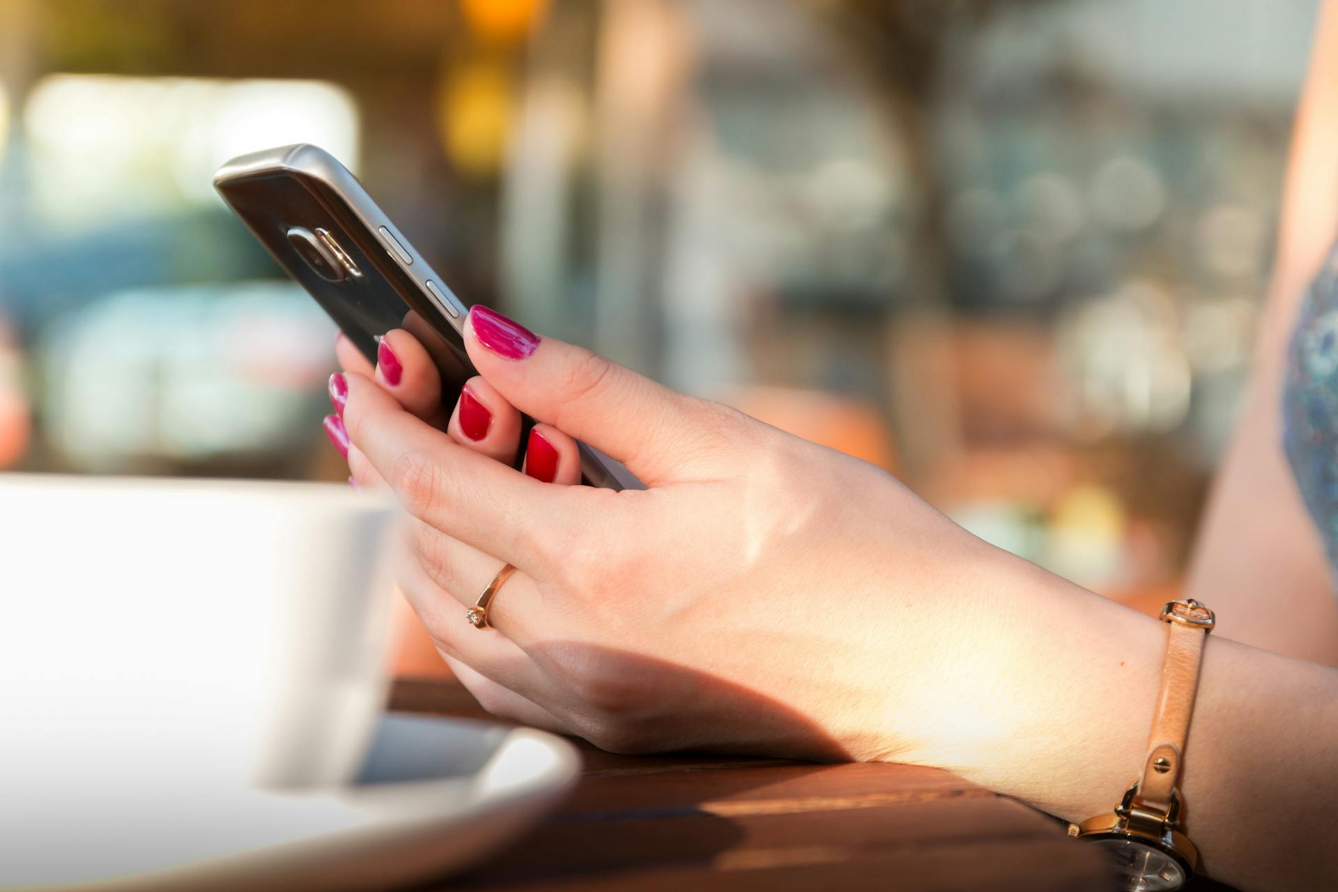Una mujer revisando un teléfono | Fuente: Pexels