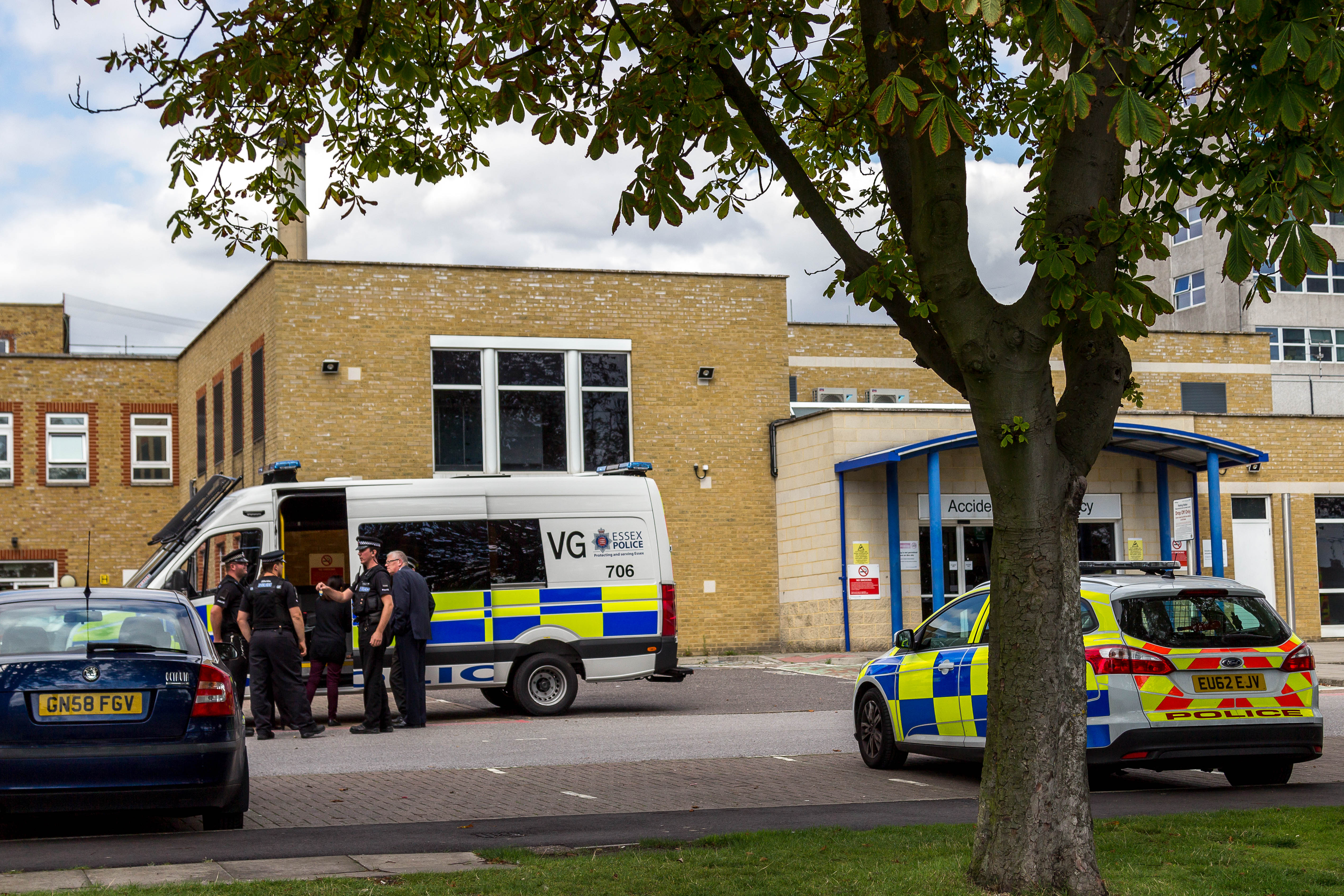 Policías y una ambulancia frente a un hospital en Southend, Essex | Fuente: Getty Images