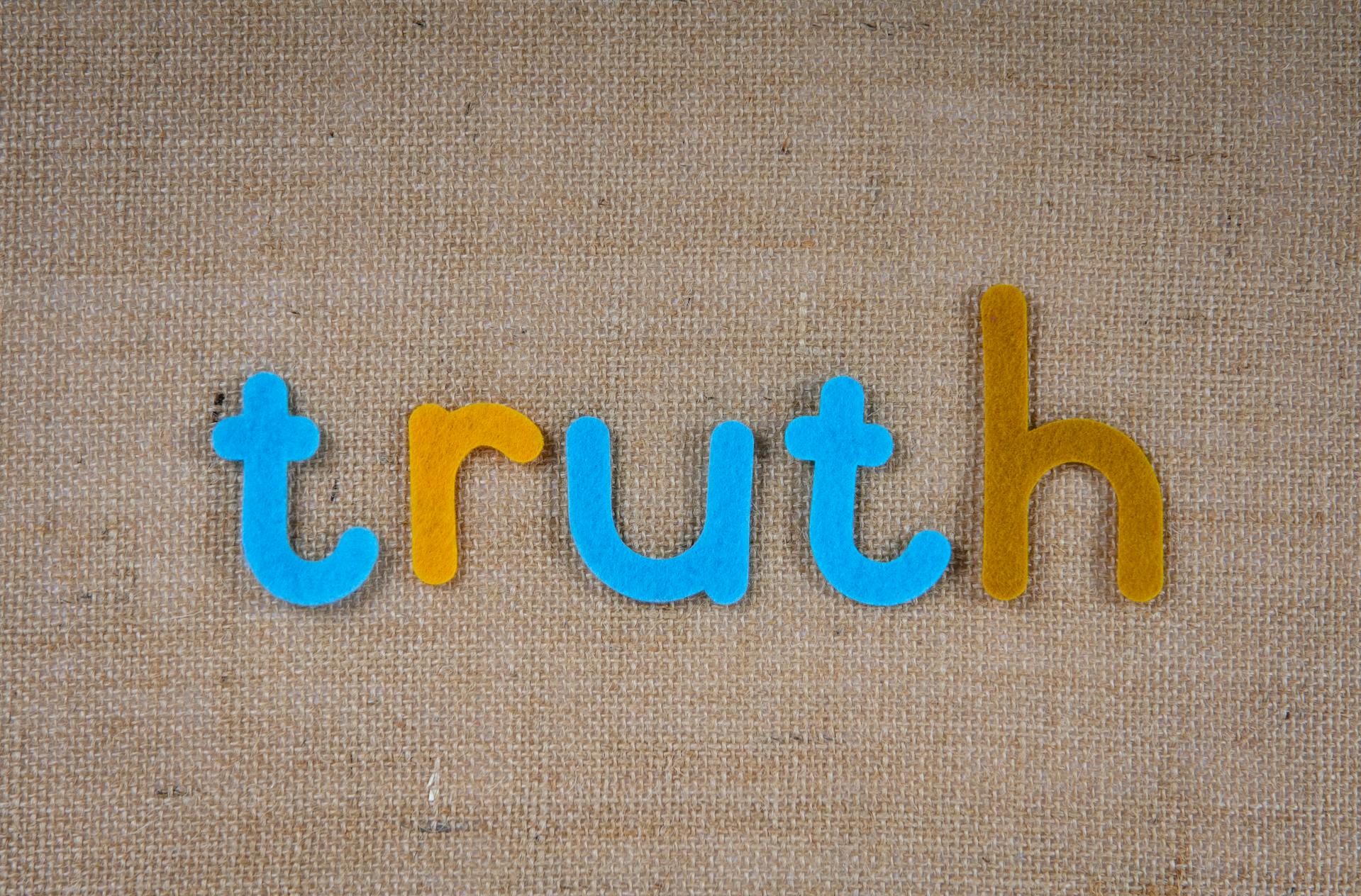 Un recorte de letras sobre una superficie marrón | Fuente: Pexels