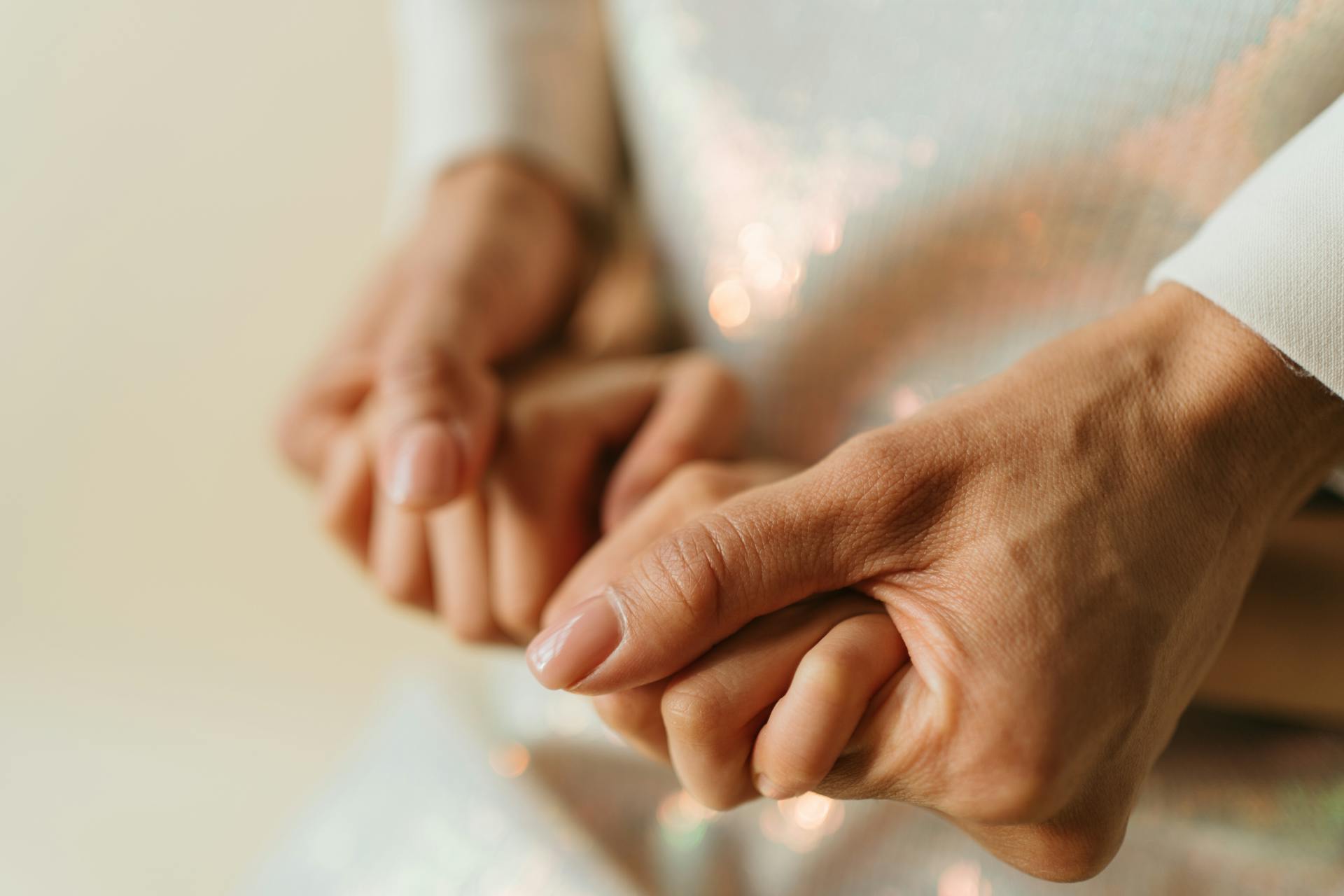 Dos mujeres tomadas de las manos | Fuente: Pexels