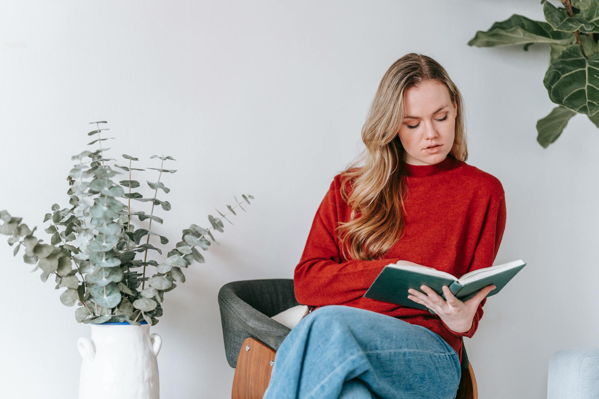 Una mujer leyendo un libro | Fuente: Pexels