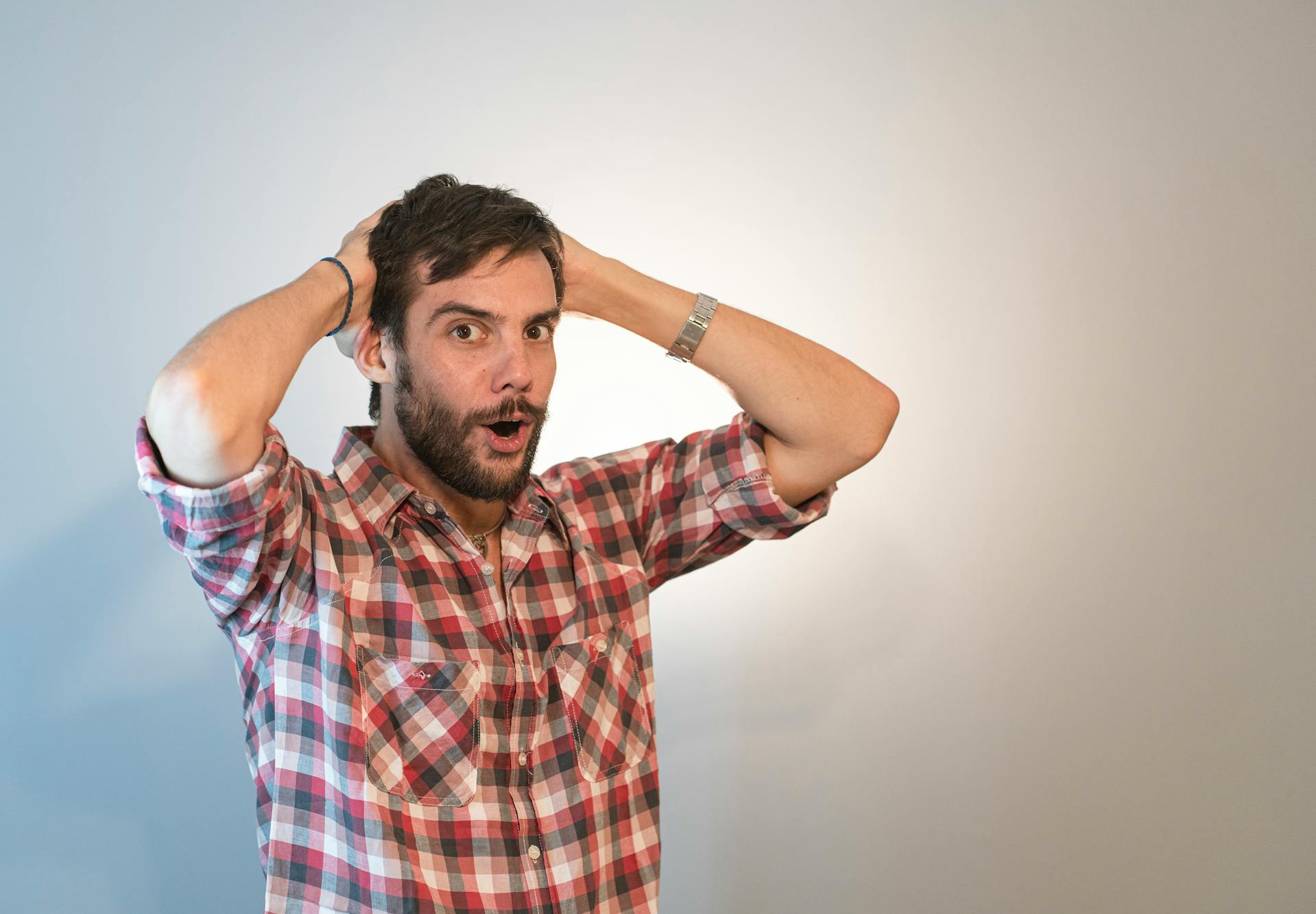 Un hombre conmocionado | Fuente: Pexels