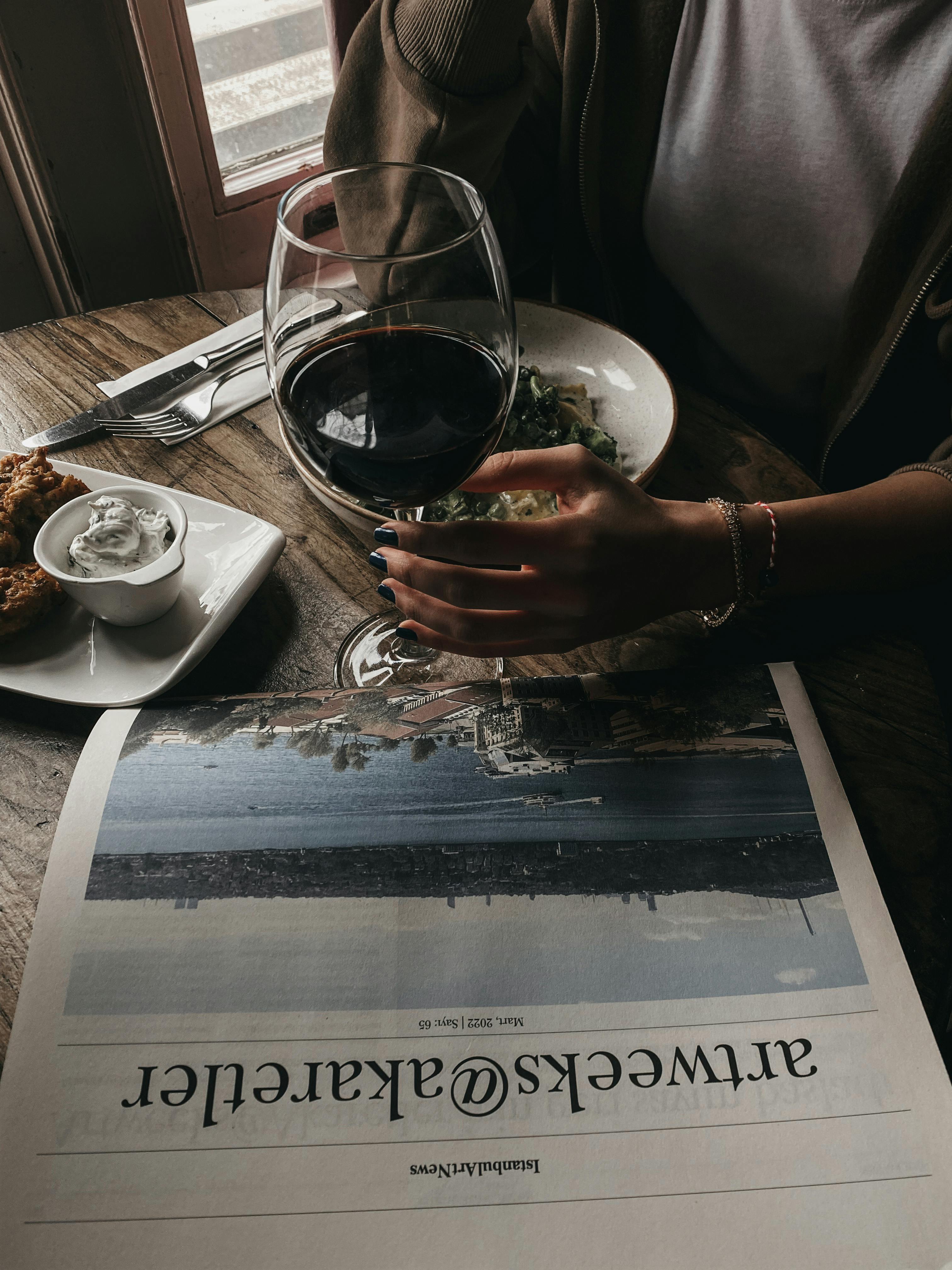 La mano de una mujer sujetando una copa de vino | Fuente: Pexels