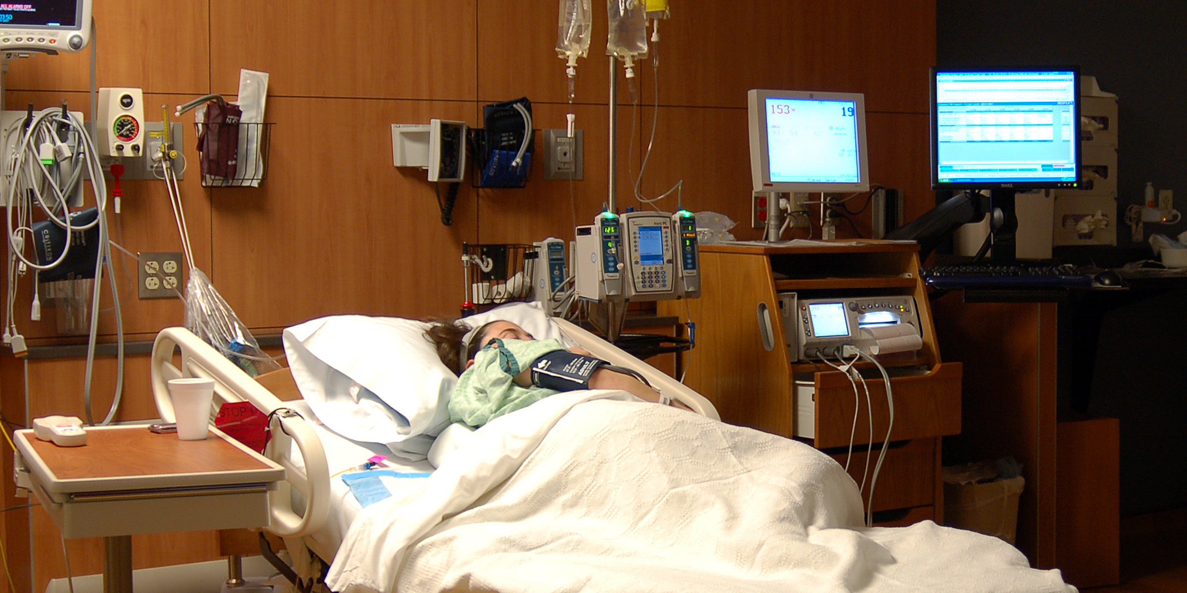 Una mujer en una sala de hospital | Fuente: Flickr