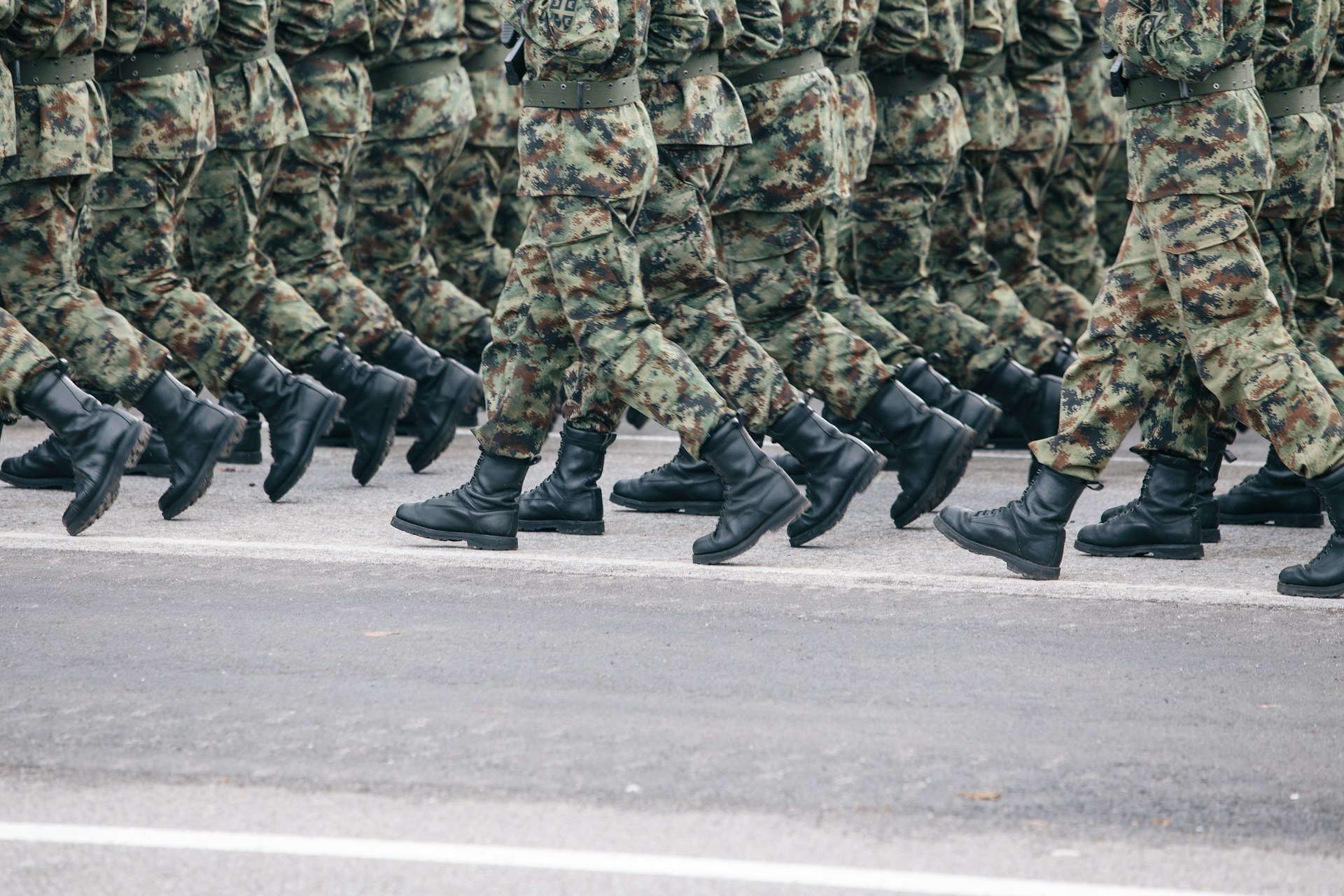 Soldados marchando en un desfile | Fuente: Unsplash