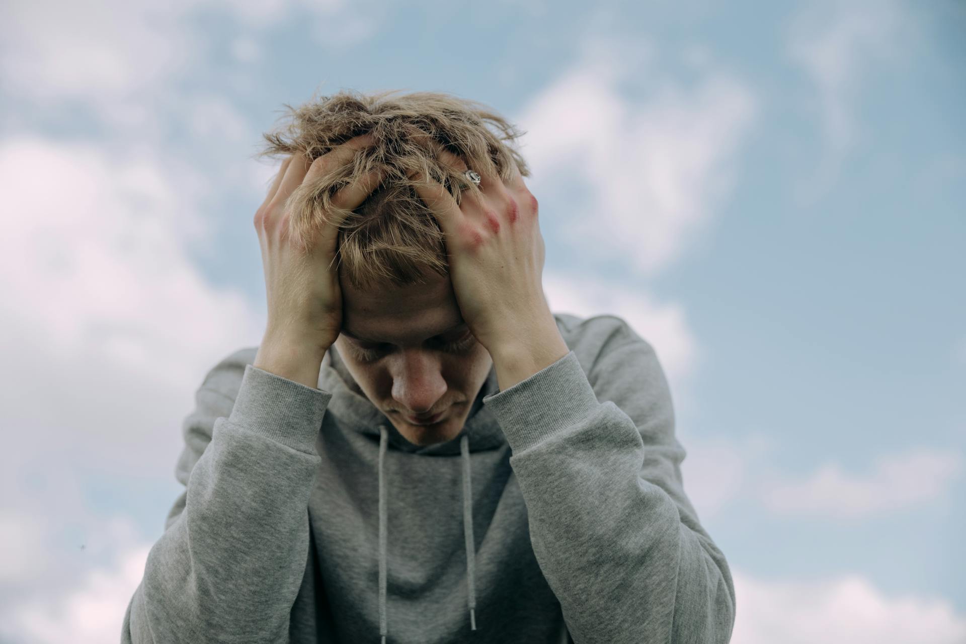 Un joven angustiado | Fuente: Pexels