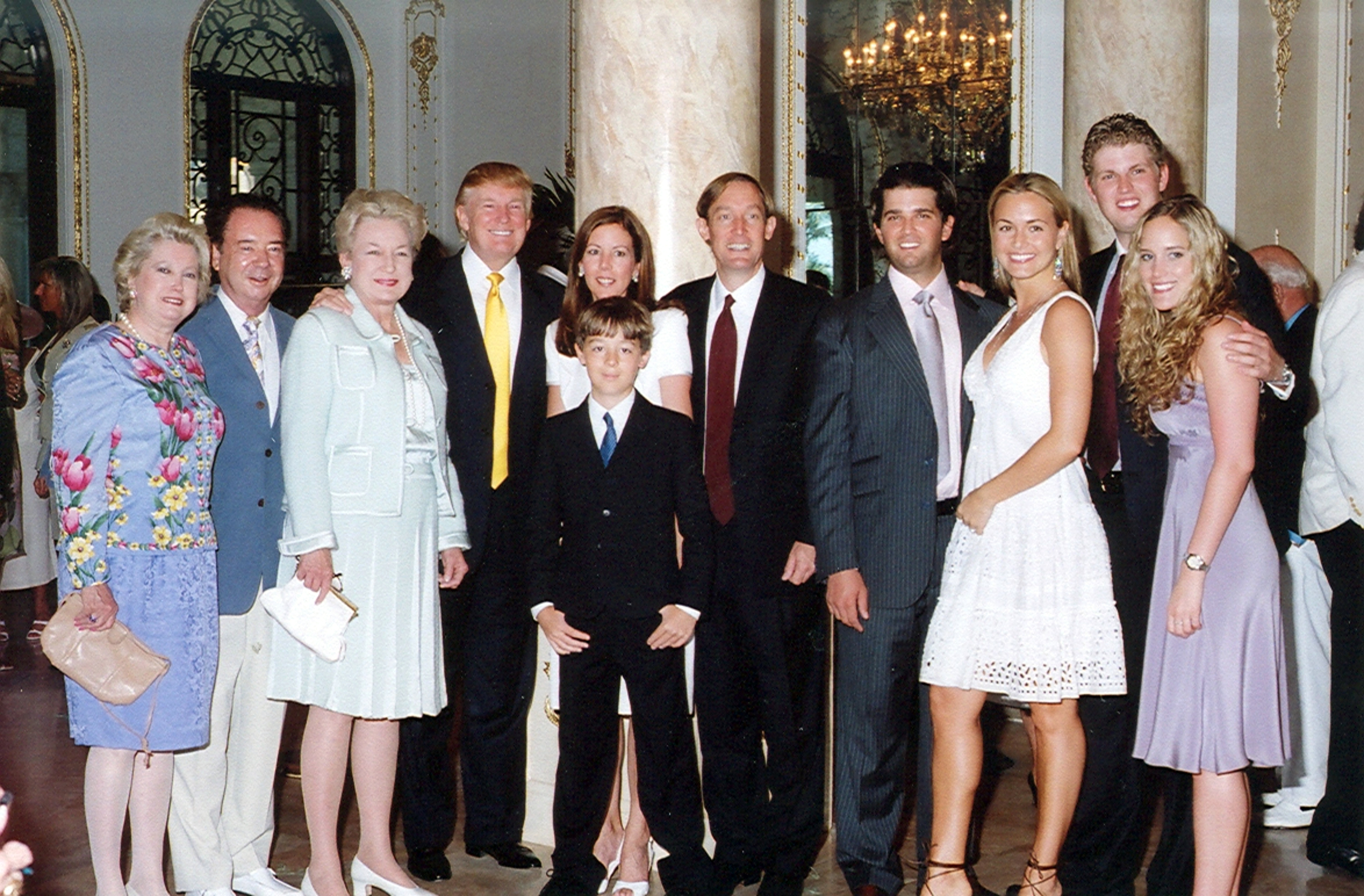 Miembros de la Familia Trump posan para un retrato de grupo durante los actos del Domingo de Resurrección en el club Mar-a-Lago de Palm Beach, Florida, el 16 de abril de 2006 | Fuente: Getty Images