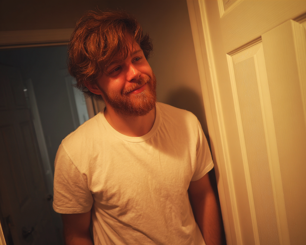 Un hombre sonriente de pie en una puerta | Fuente: Midjourney