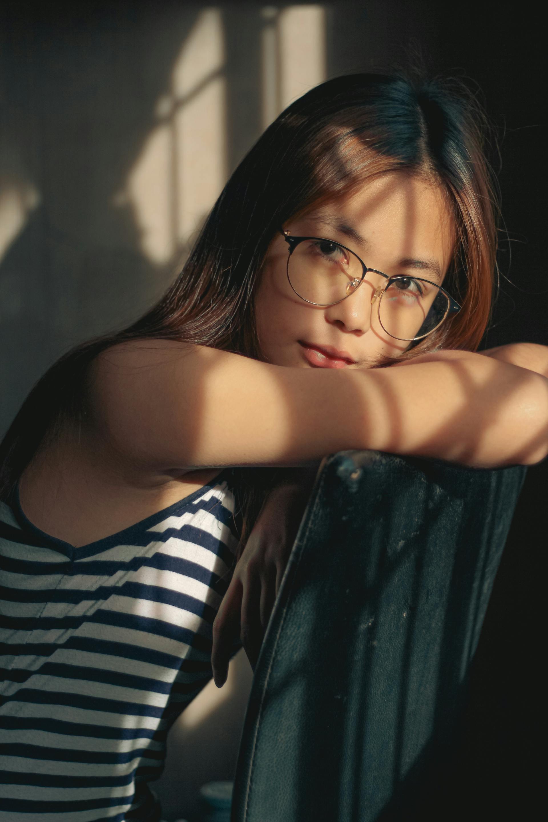 Una adolescente con expresión pensativa | Fuente: Pexels