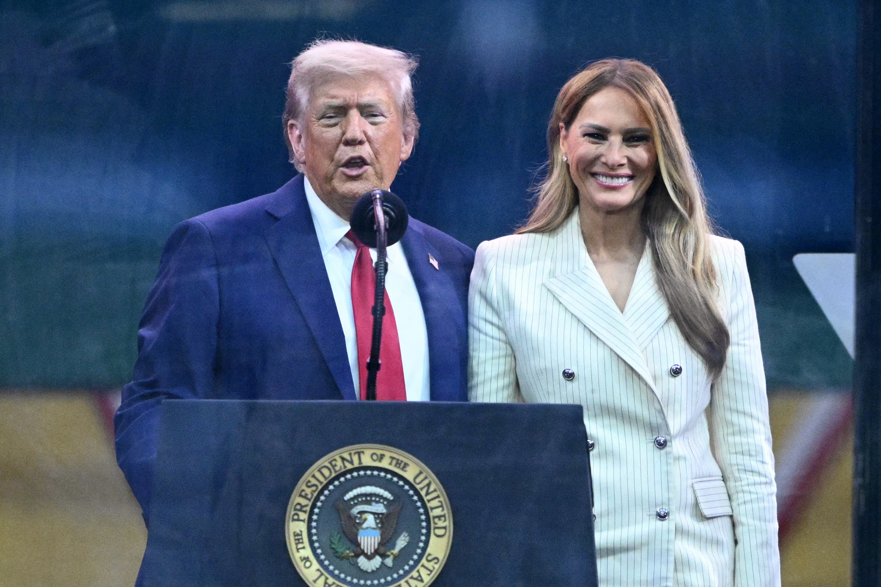 Donald Trump habla junto a Melania Trump tras el desfile del 250° aniversario del Ejército de EEUU, el 14 de junio de 2025 | Fuente: Getty Images