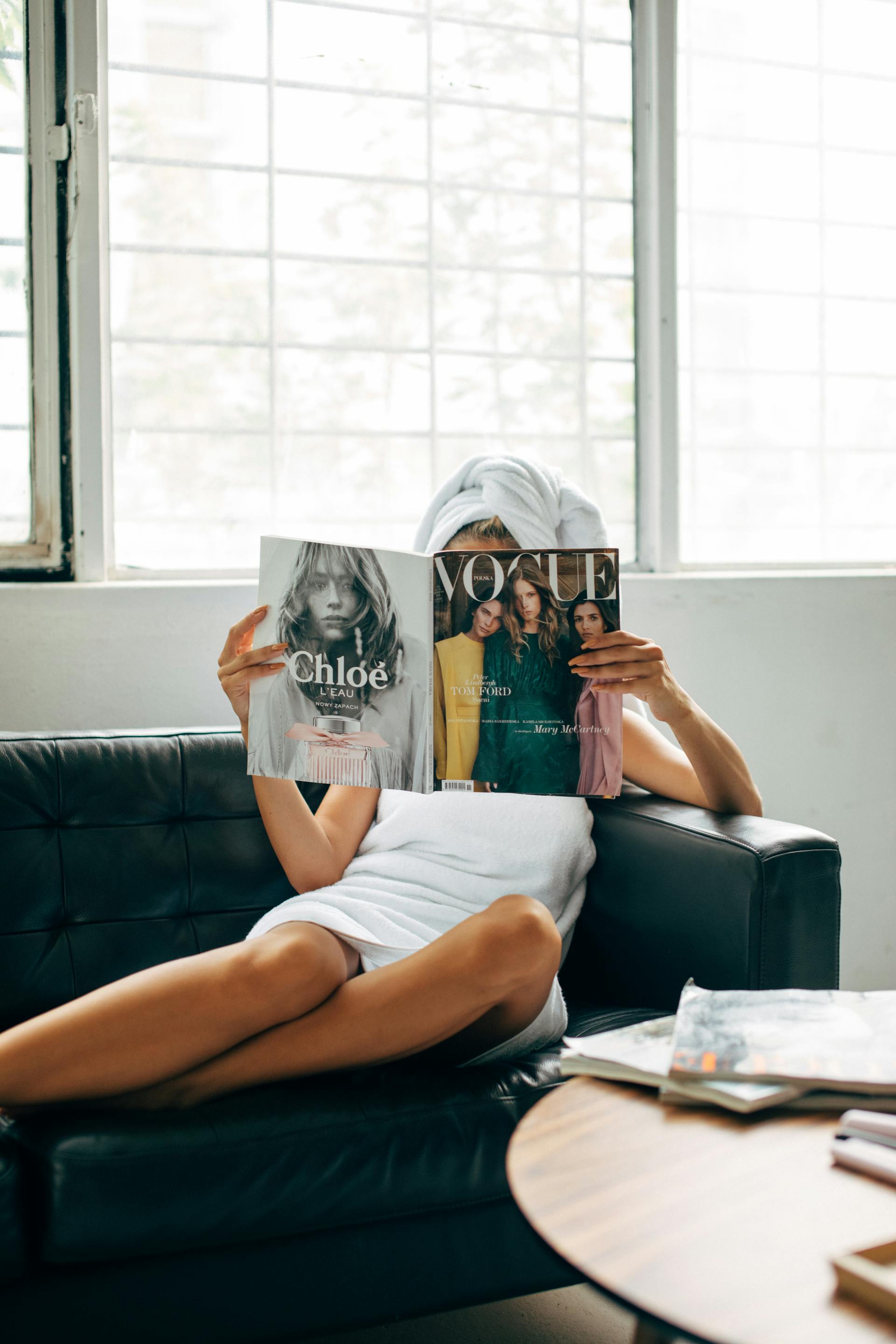 Una mujer leyendo una revista | Fuente: Pexels