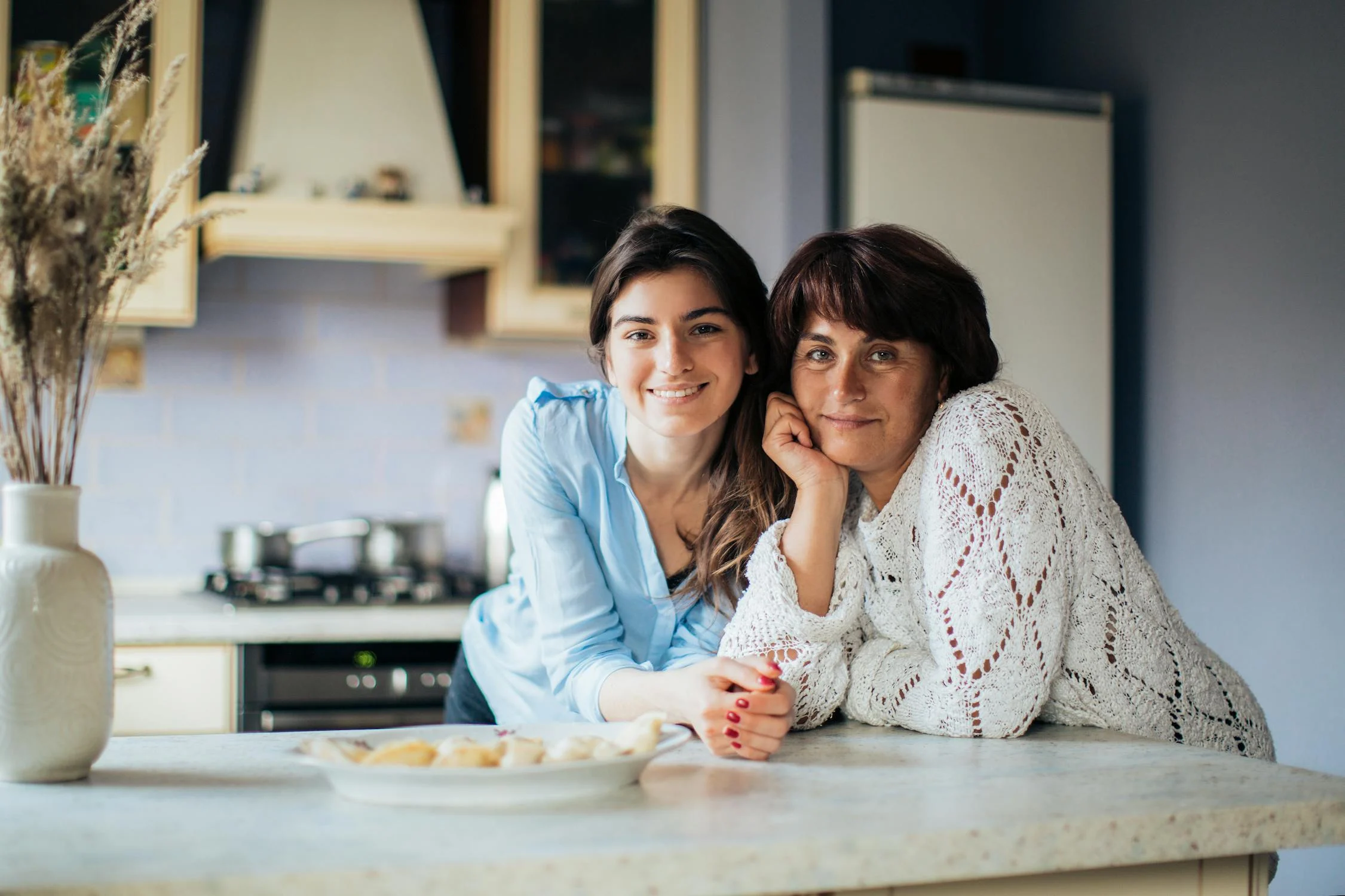 Una madre feliz con su hija | Fuente: Pexels