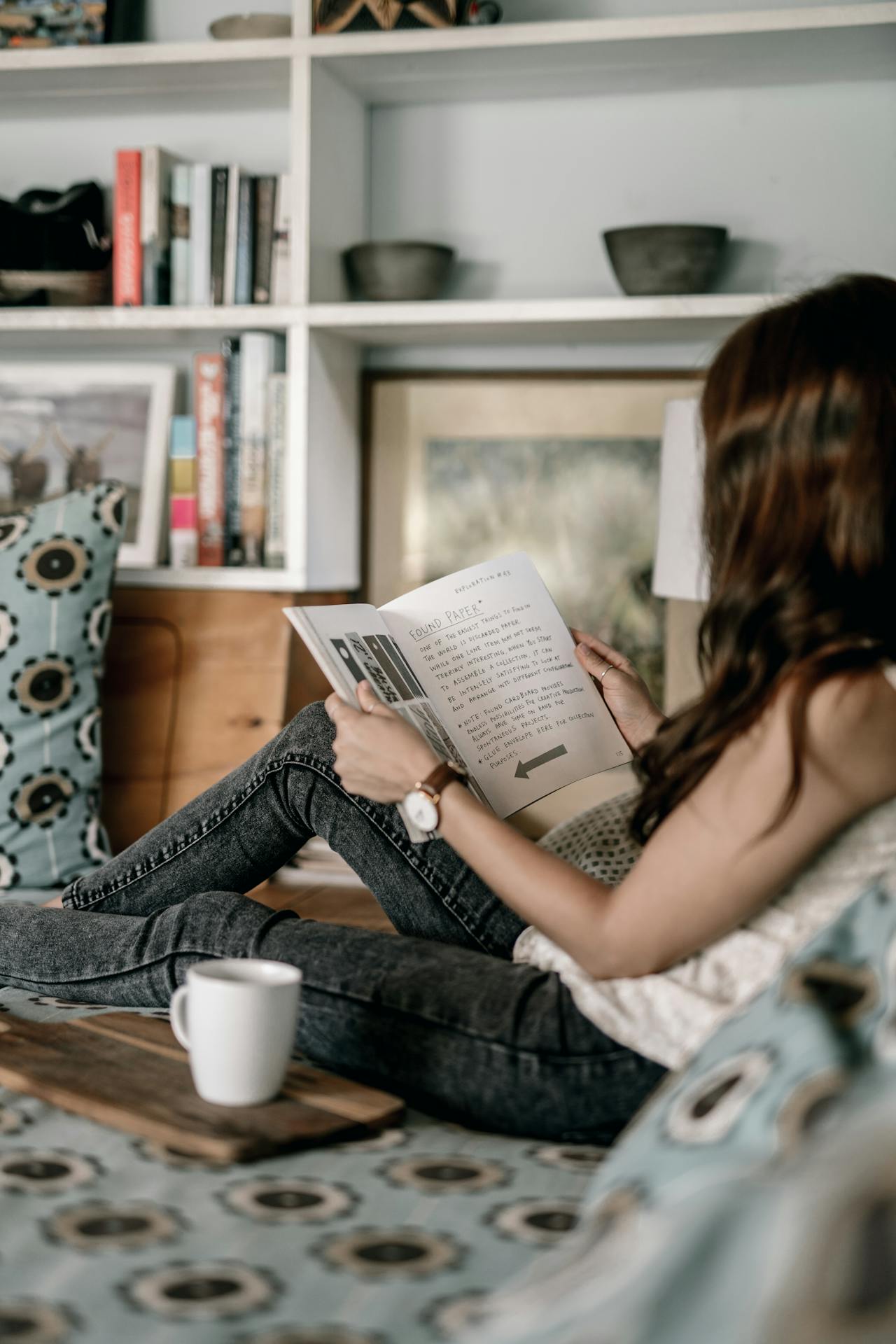 Una joven leyendo un libro | Fuente: Pexels