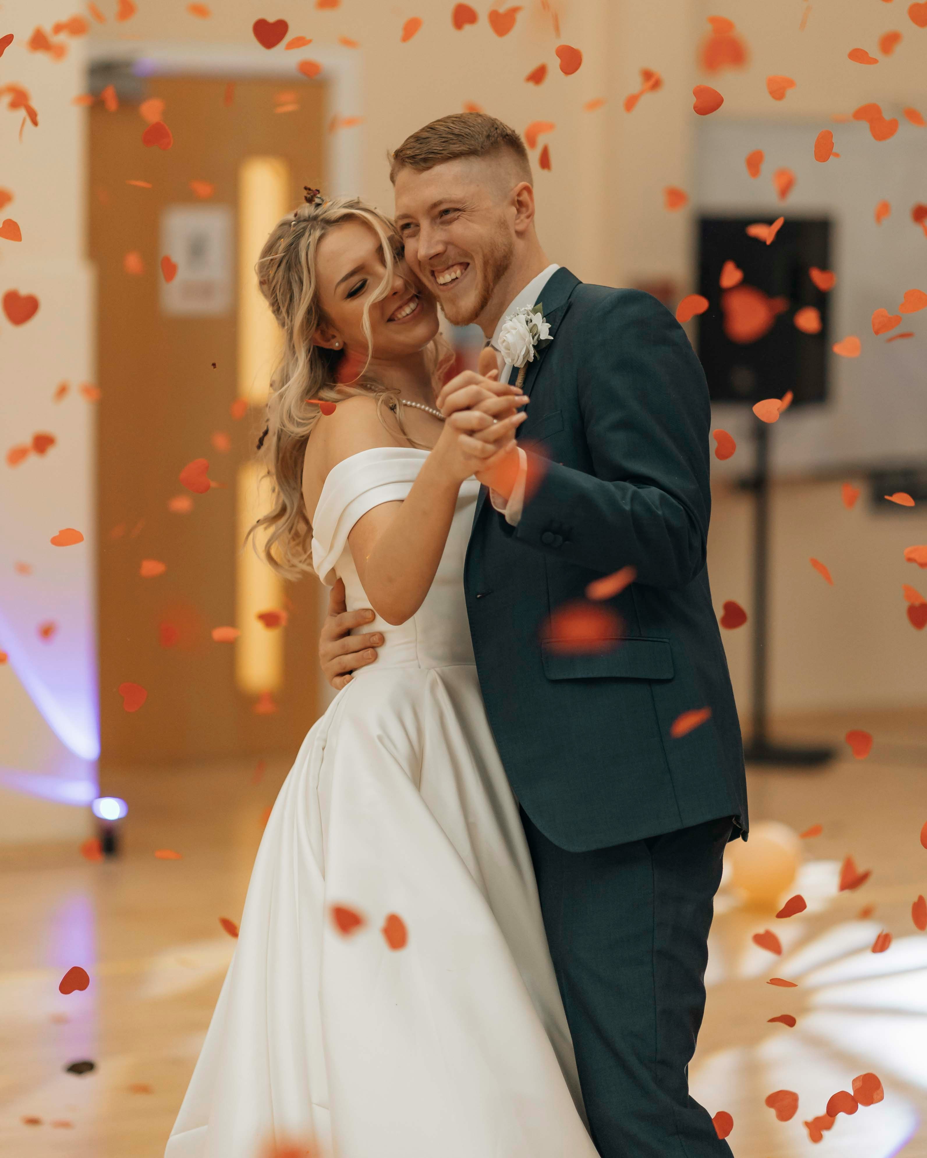 Novios bailando | Fuente: Unsplash