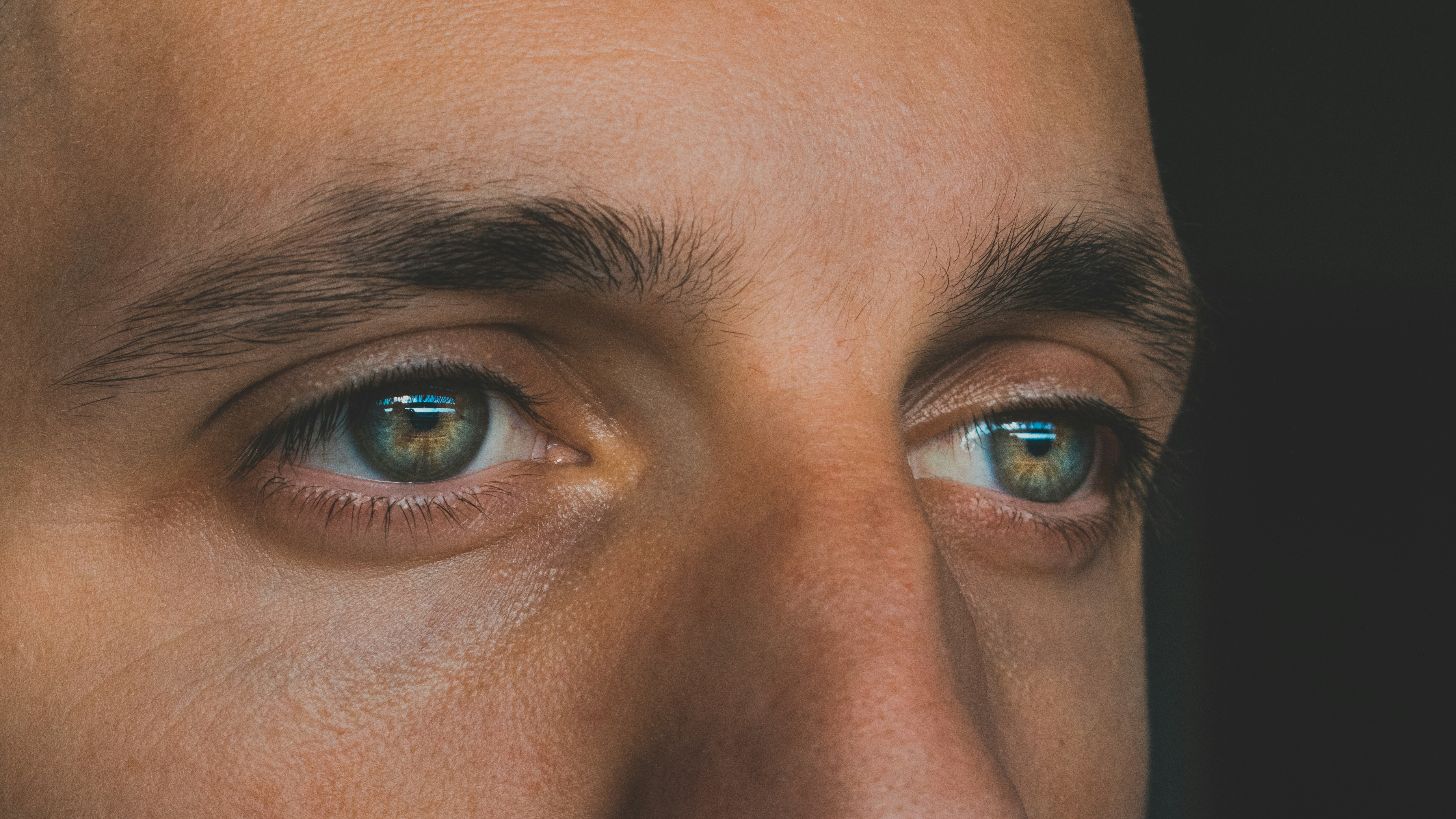 Primer plano de los ojos de un hombre triste | Fuente: Unsplash
