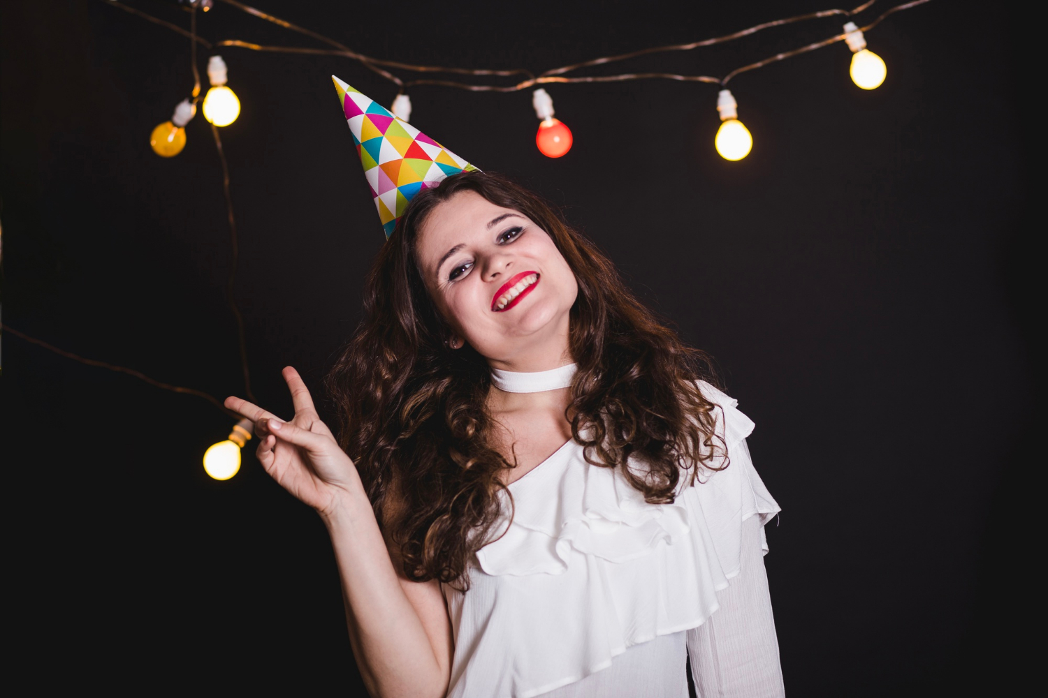 Una mujer alegre disfrutando de una fiesta | Fuente: Freepik