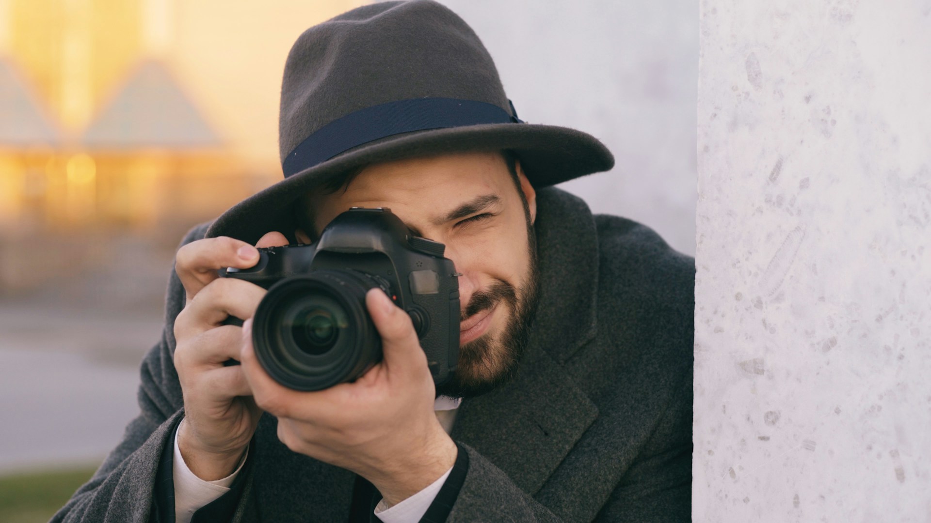Un investigador con una cámara | Fuente: Unsplash